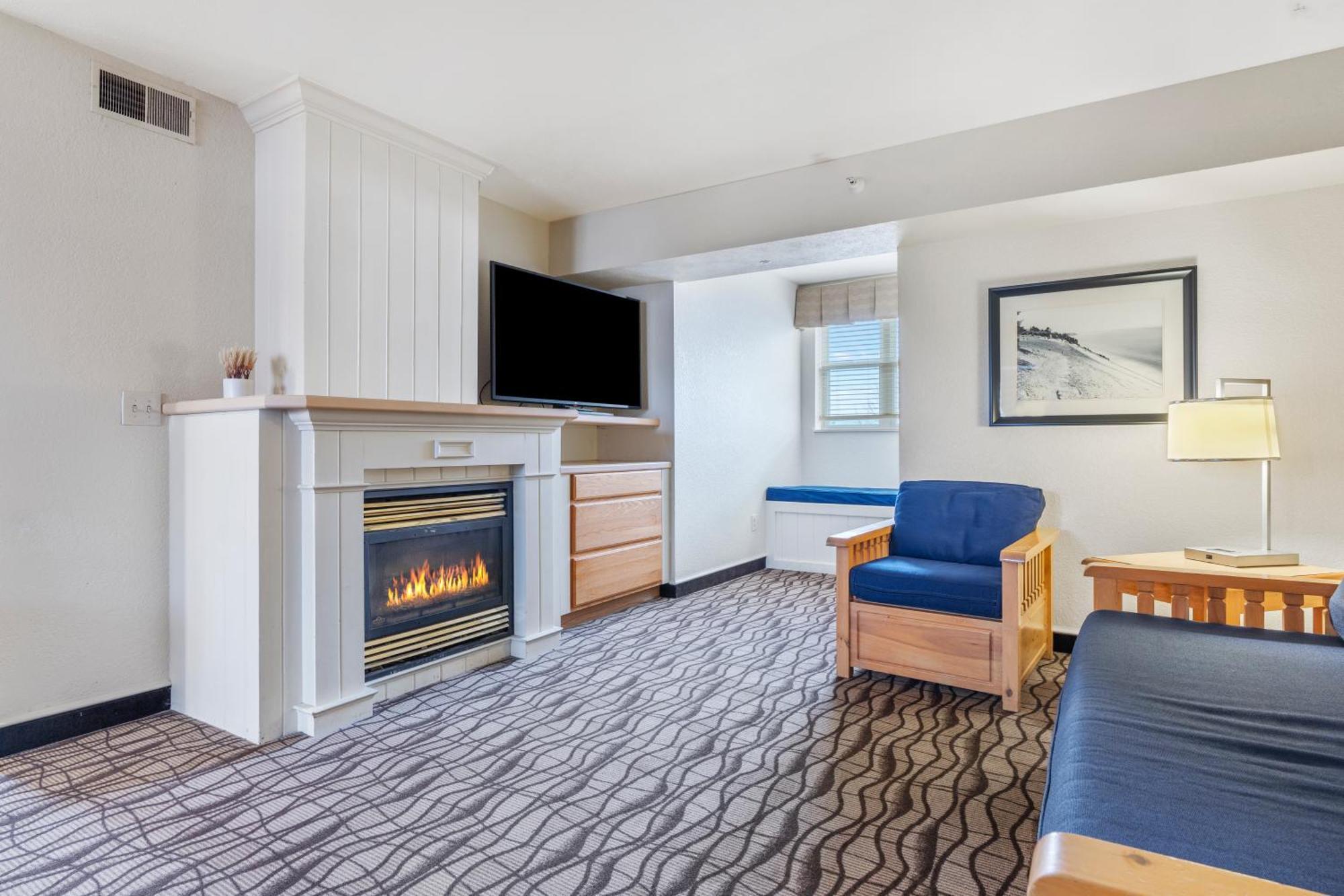 King Suite Fireplace,1547774461:JPEG