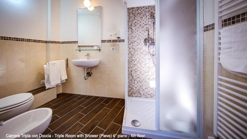 Triple Room Shower