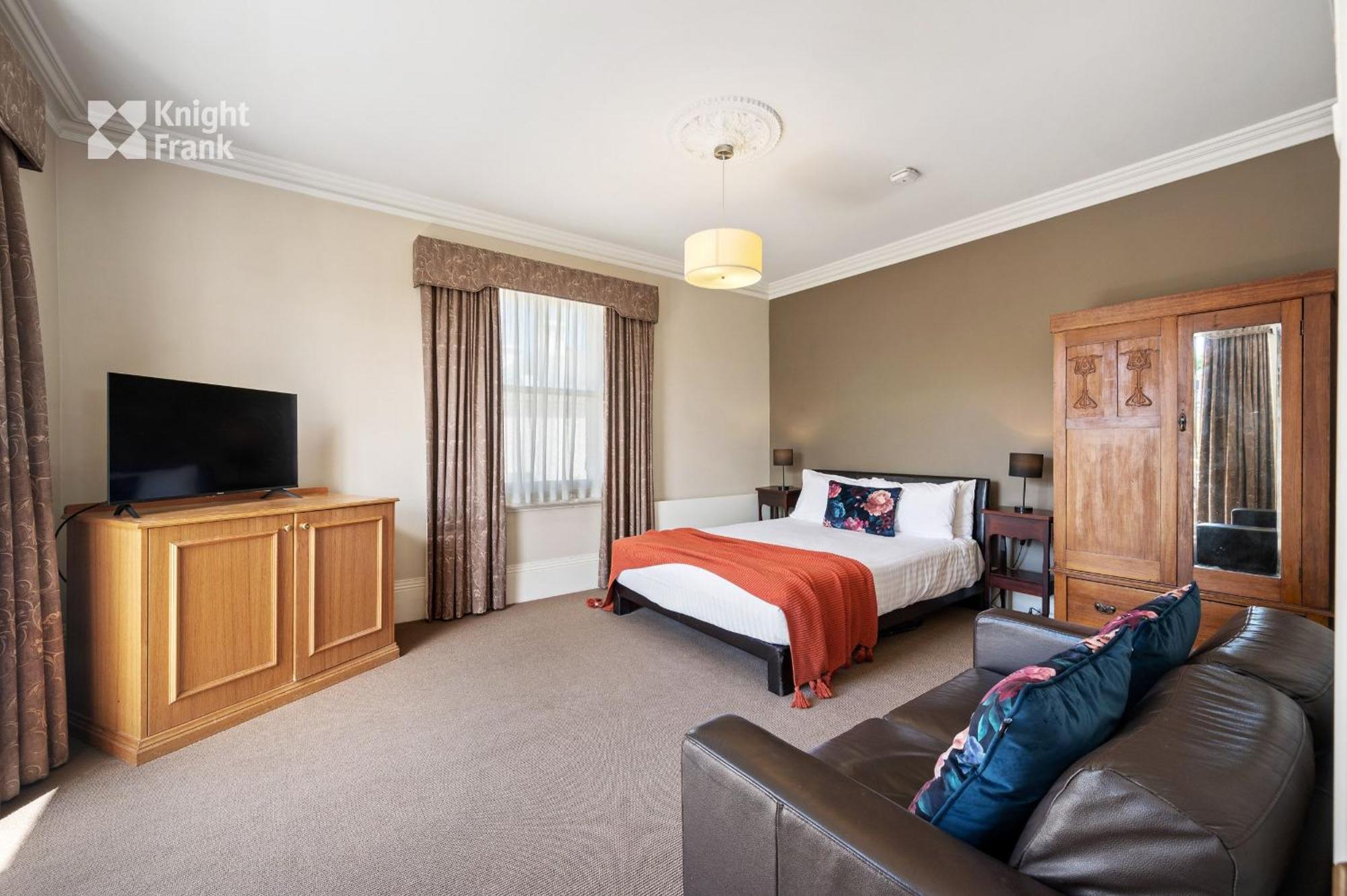 Queen Suite with Spa Bath - 4