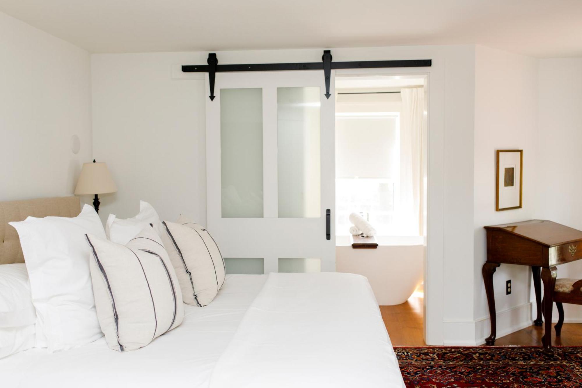 Premium Room, 1 King, Fireplace,1553538319:JPEG