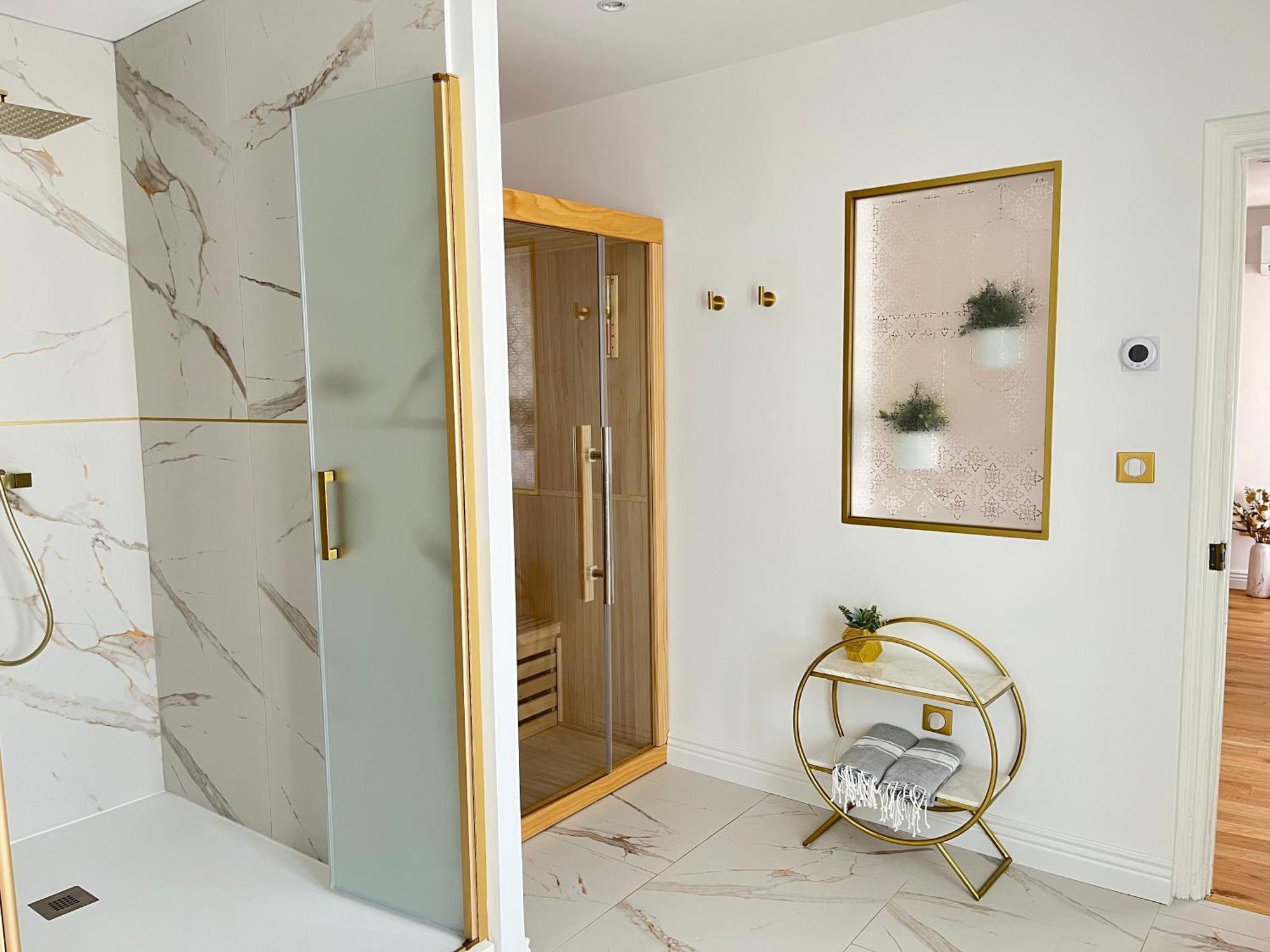 Deluxe Queen Room,1554285415:JPEG