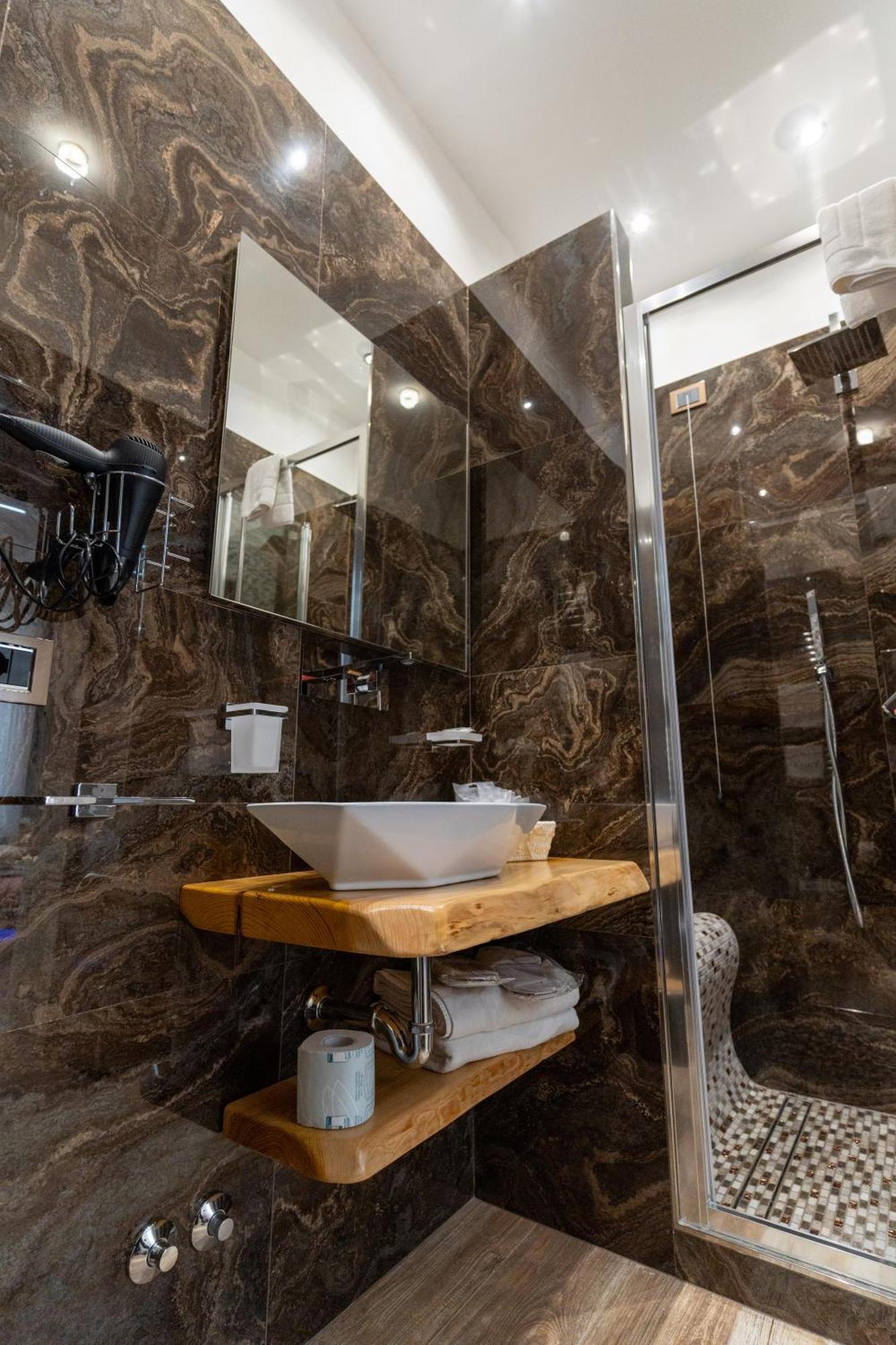 Deluxe Double Room Bath