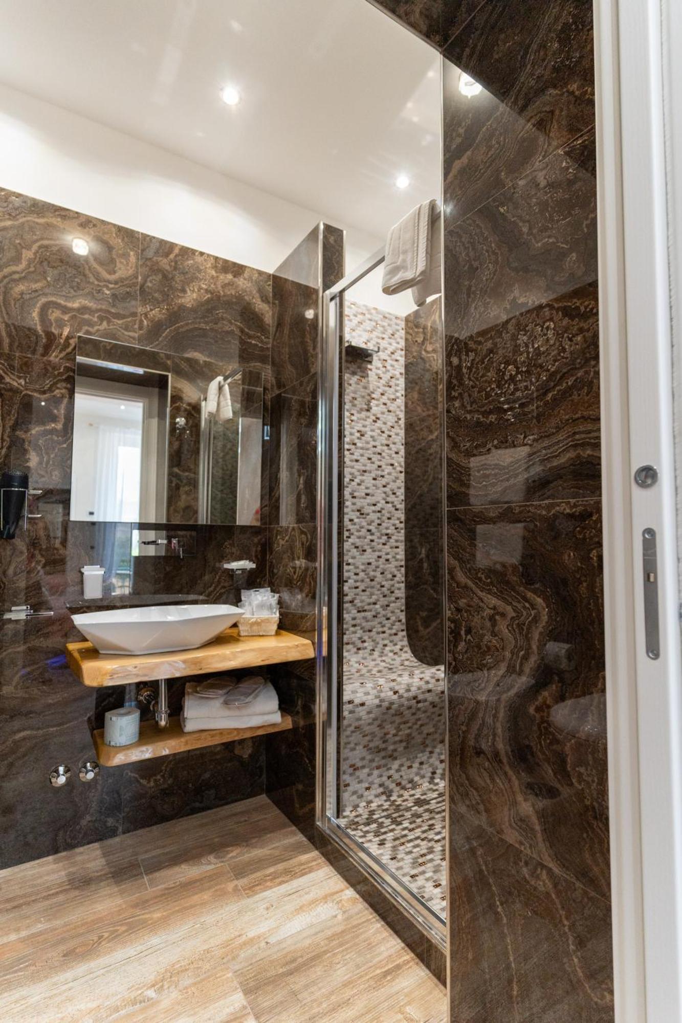 Deluxe Double Room Bath