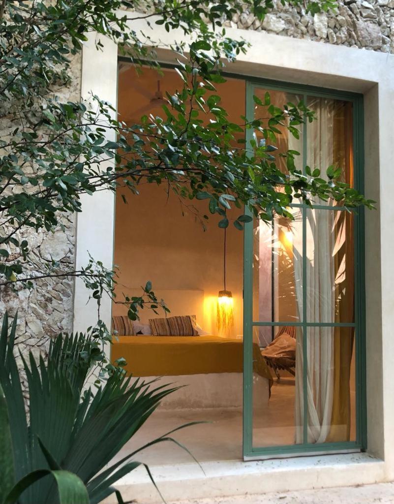Habitación con cama extragrande y vistas a la piscina