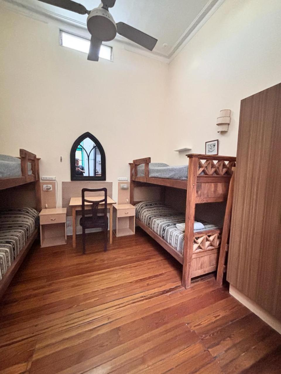 Cama en habitación compartida masculina de 4 camas