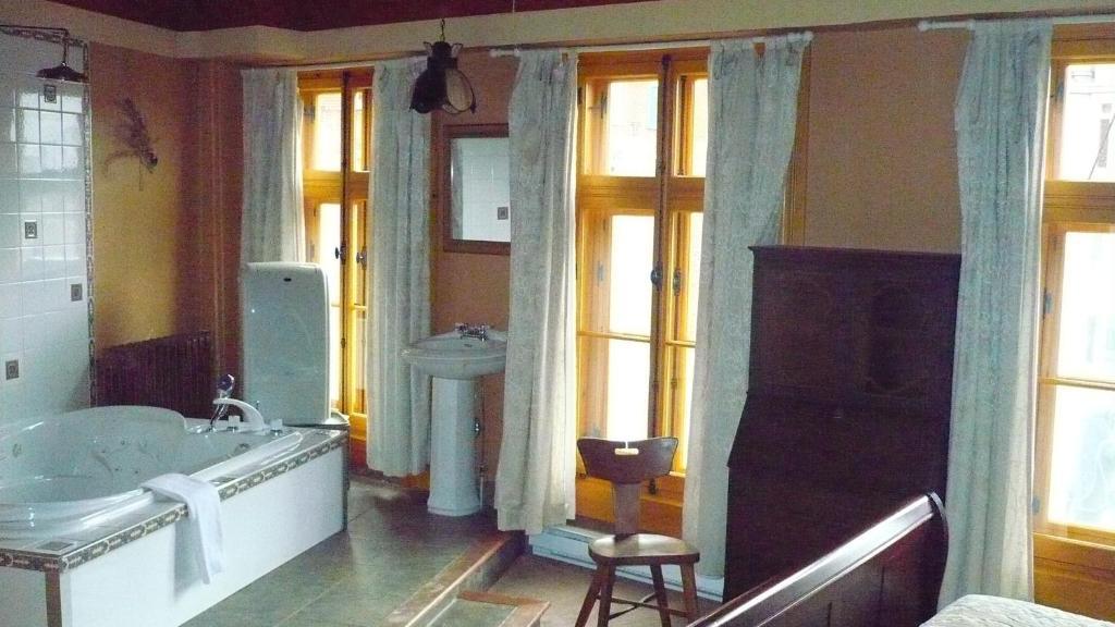 King Room with Spa Bath
