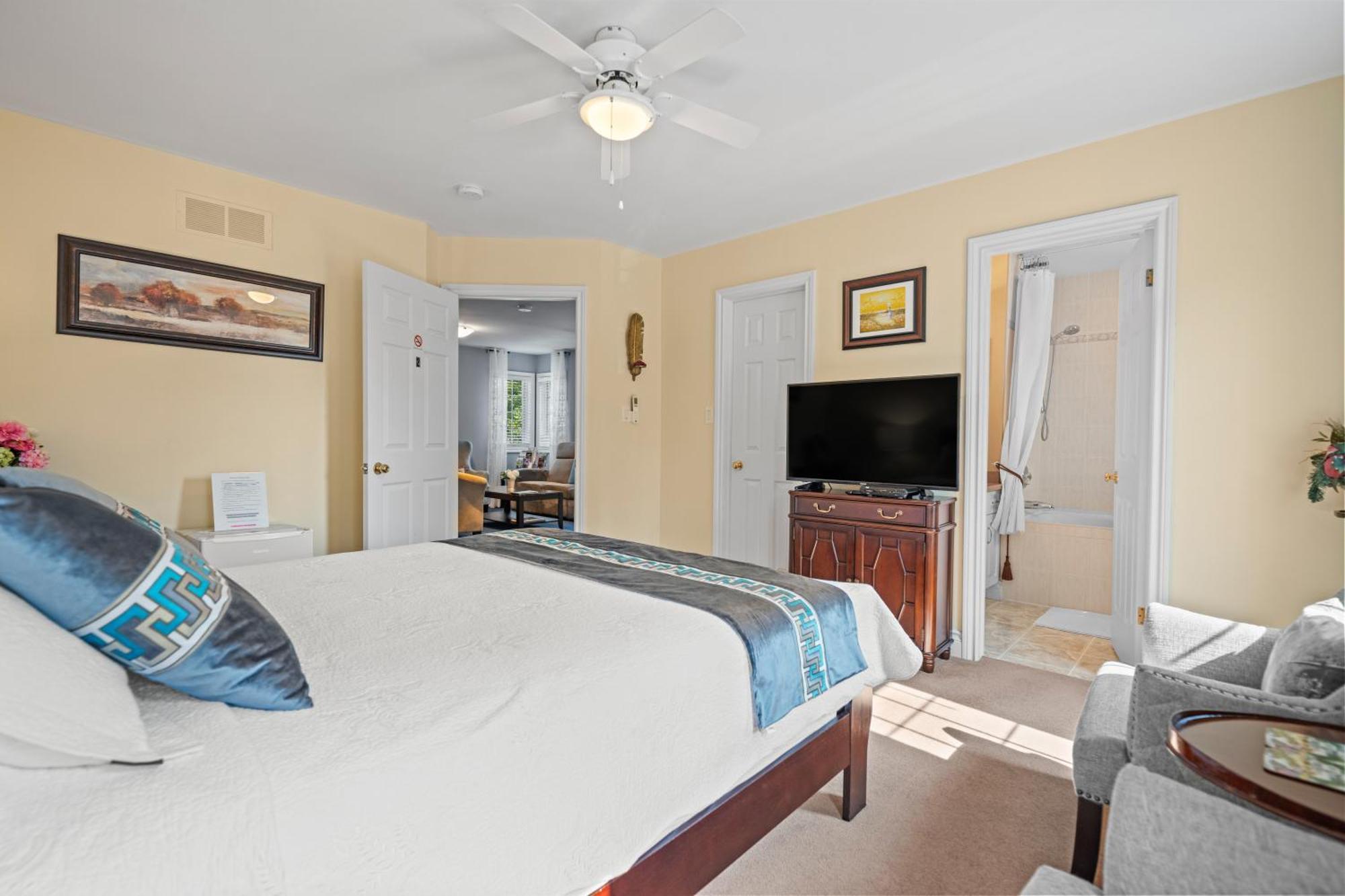 Deluxe Queen Suite