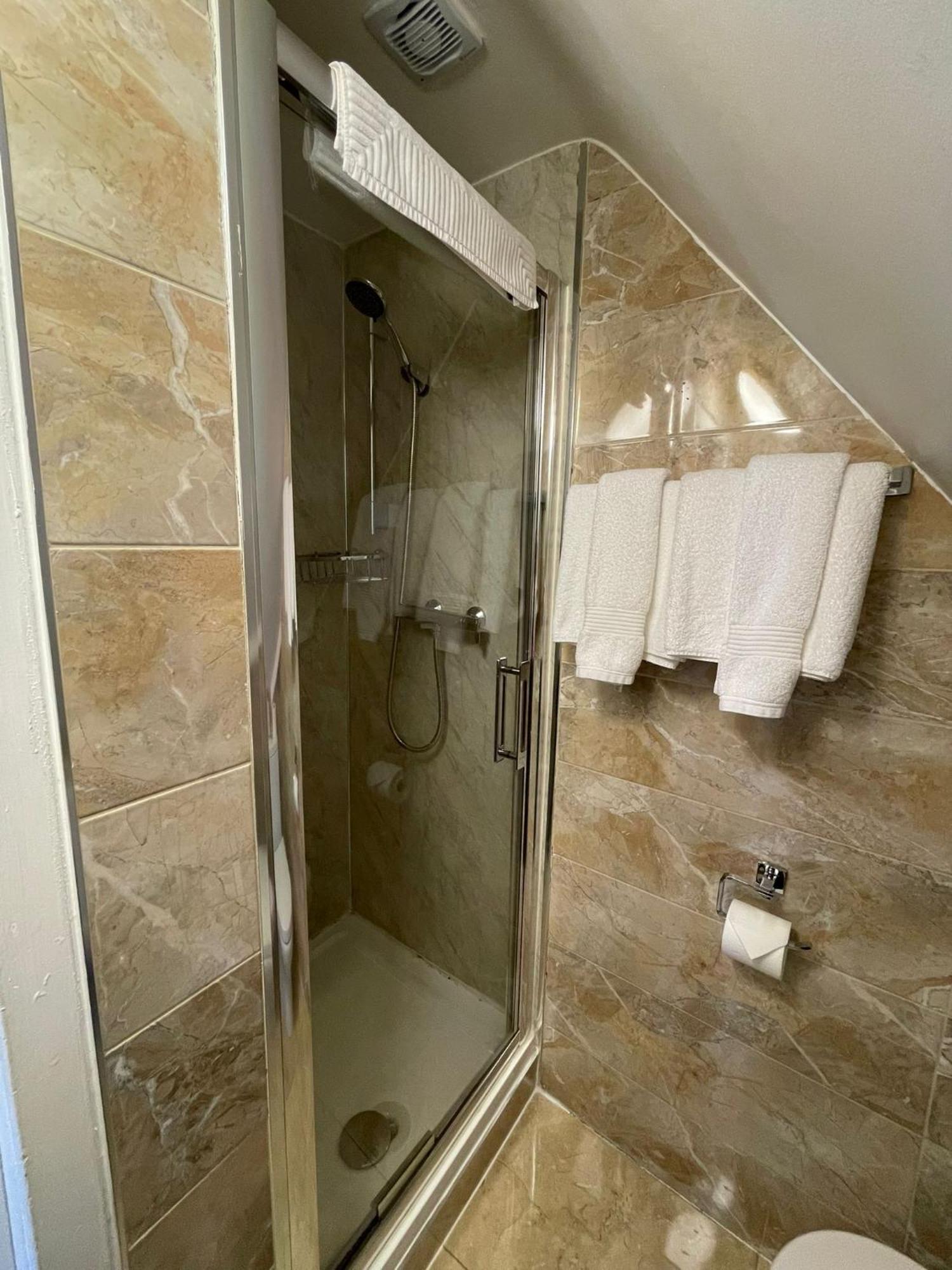 Twin Room,1586117935:JPEG