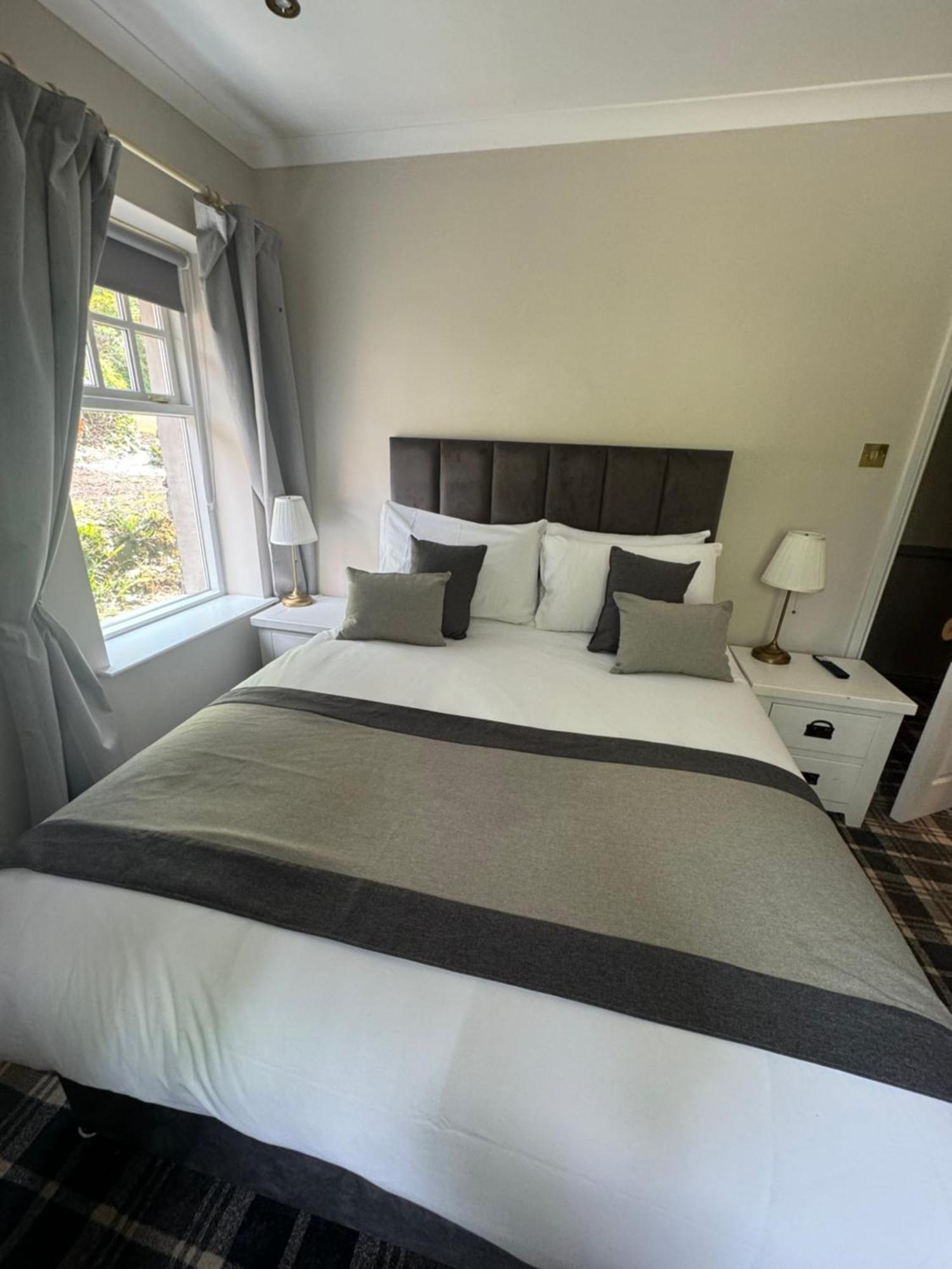 Cosy King Room,1587505579:JPEG