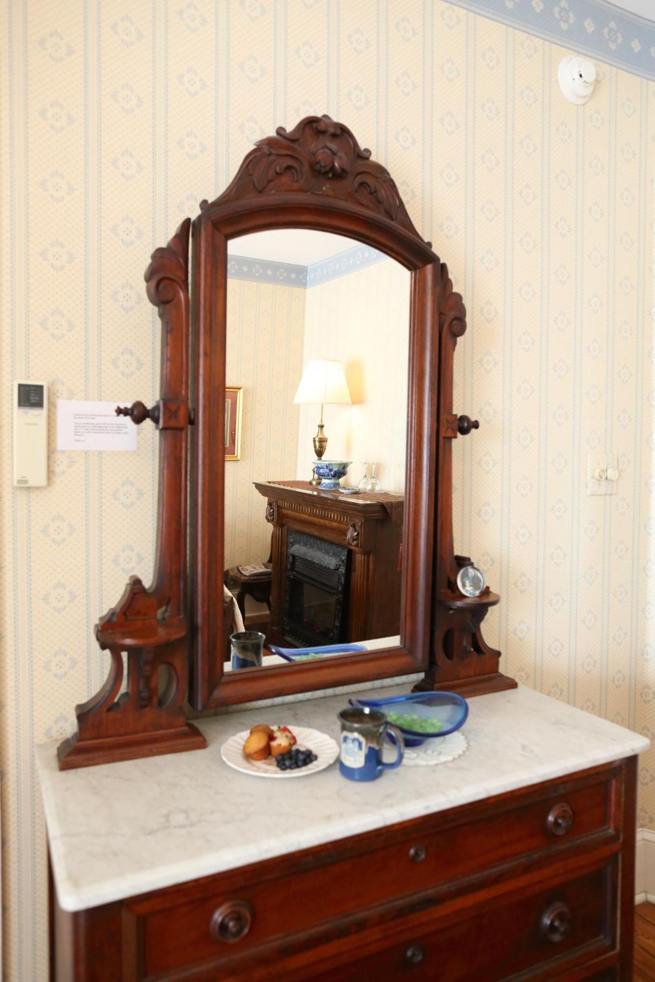 Premier Queen Room with Fireplace,1588411980:JPEG