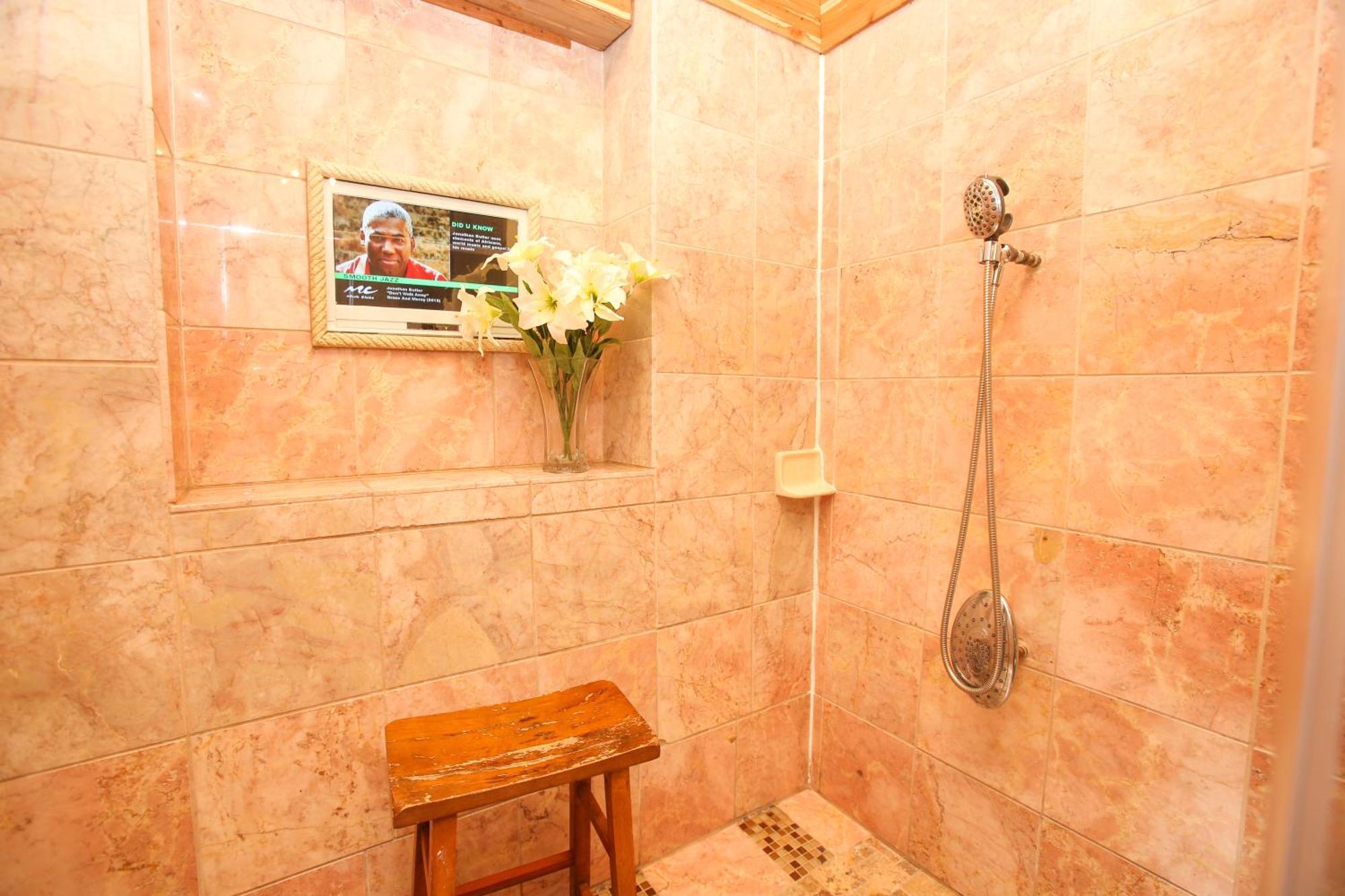 Deluxe Queen Room 5