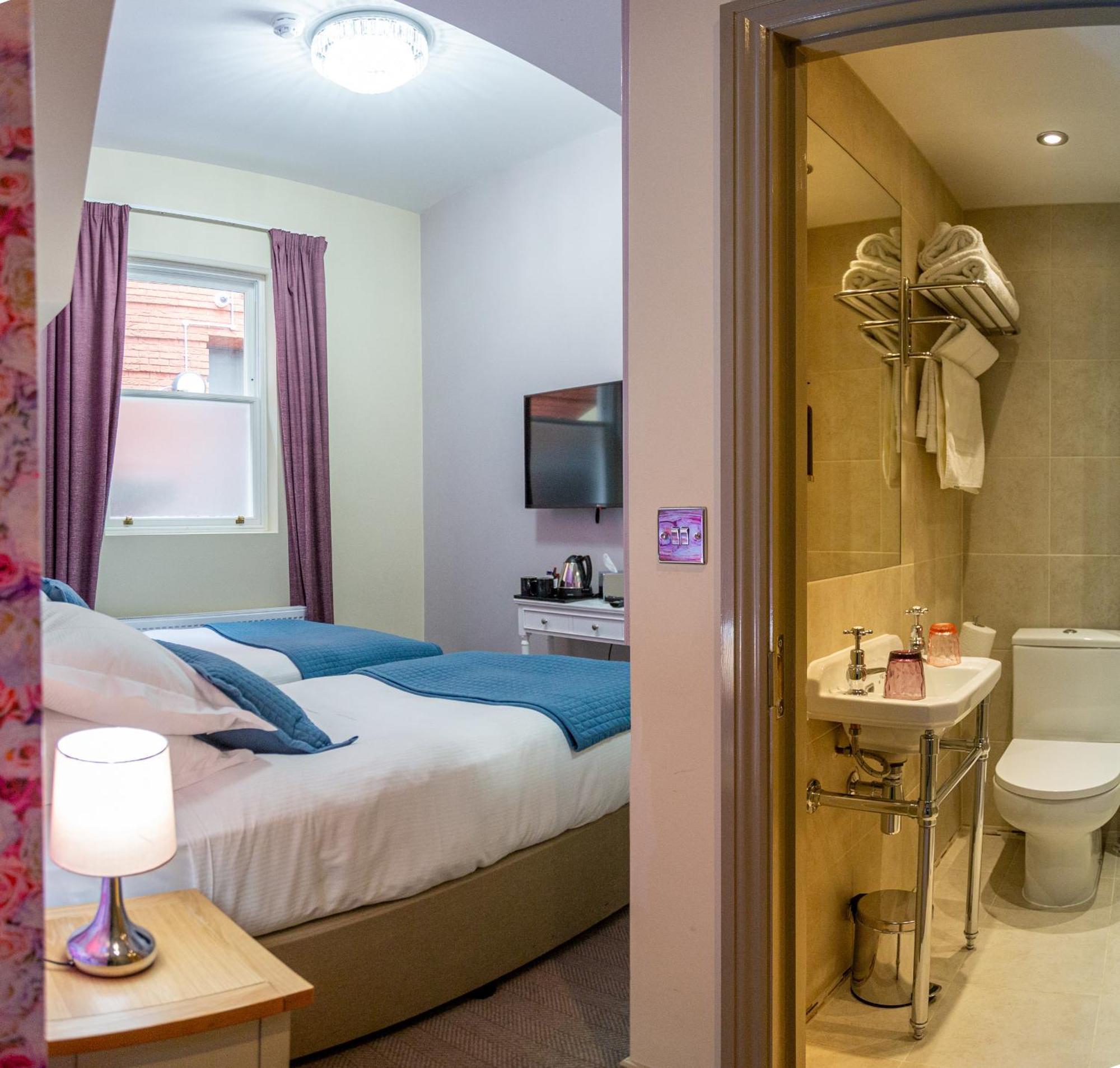 Twin Room Private Bathroom