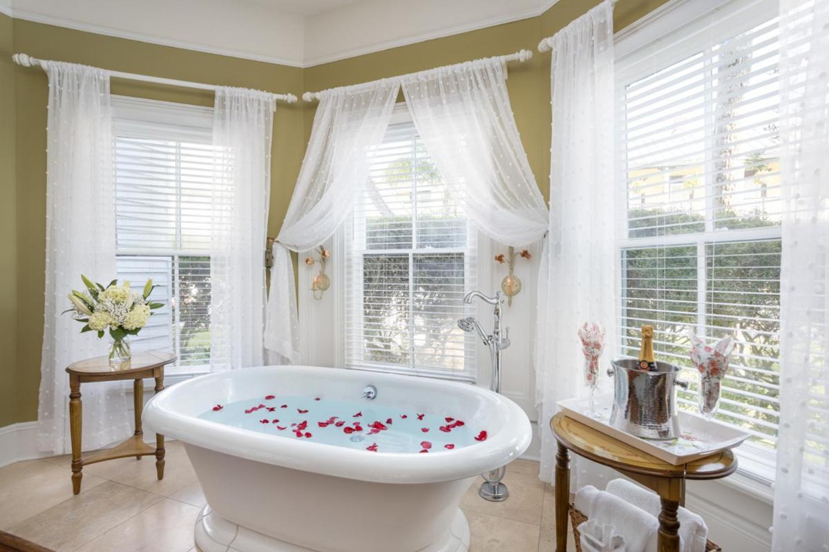 King Room Bay Window Caroline