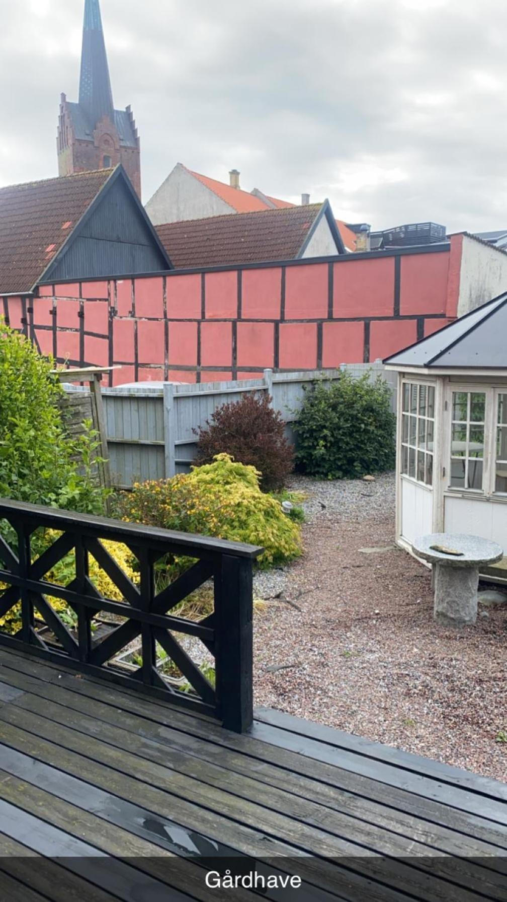 Standard 2-personersværelse med fælles badeværelse