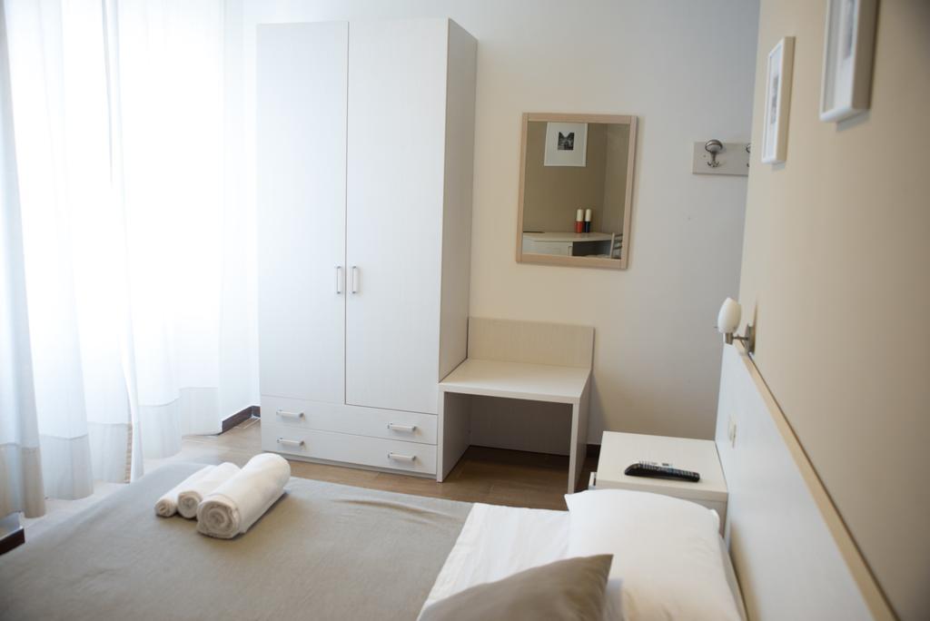 Standard King Room,176585292:JPEG