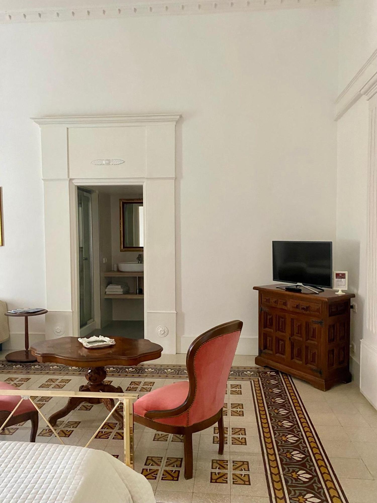 Deluxe Queen Suite