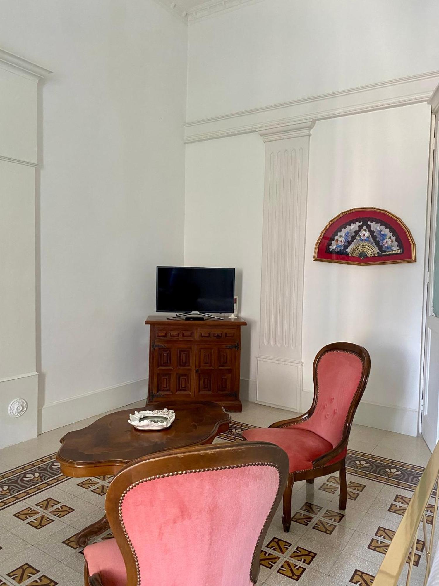 Deluxe Queen Suite