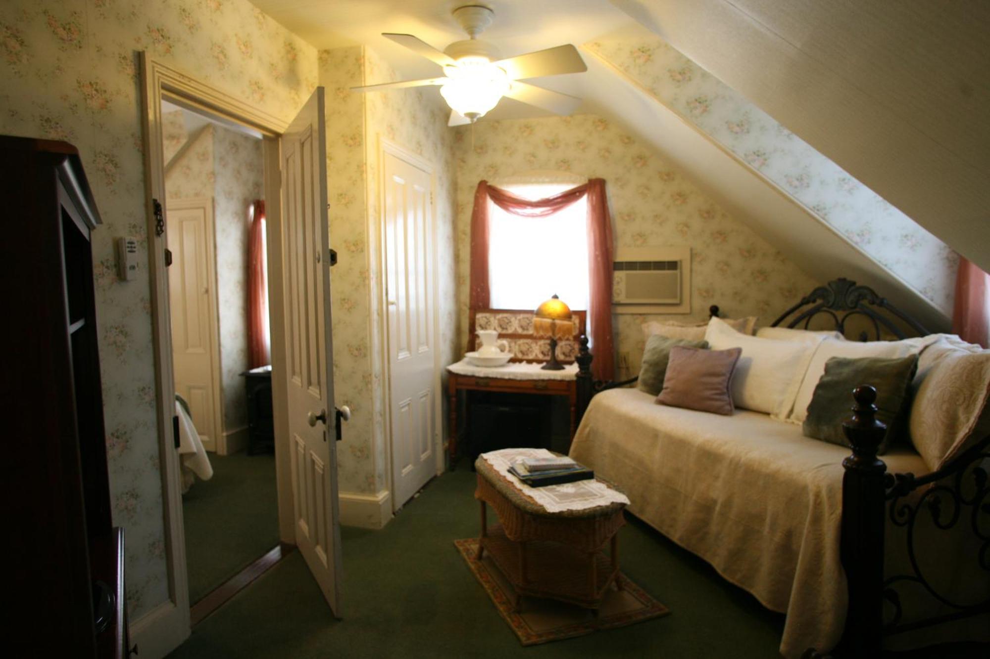 Deluxe Queen Suite