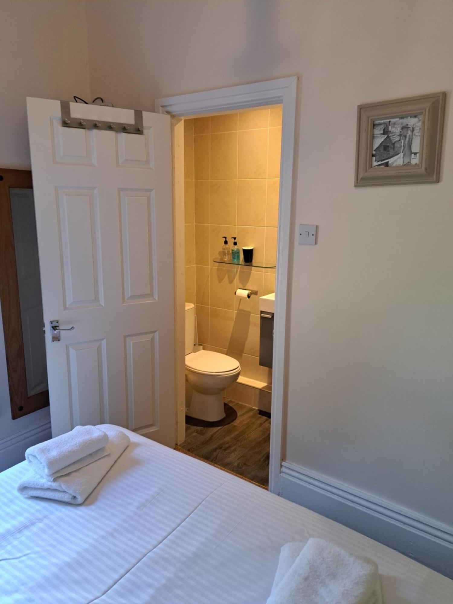 SMALL DOUBLE ROOM WITH PARK VIEW