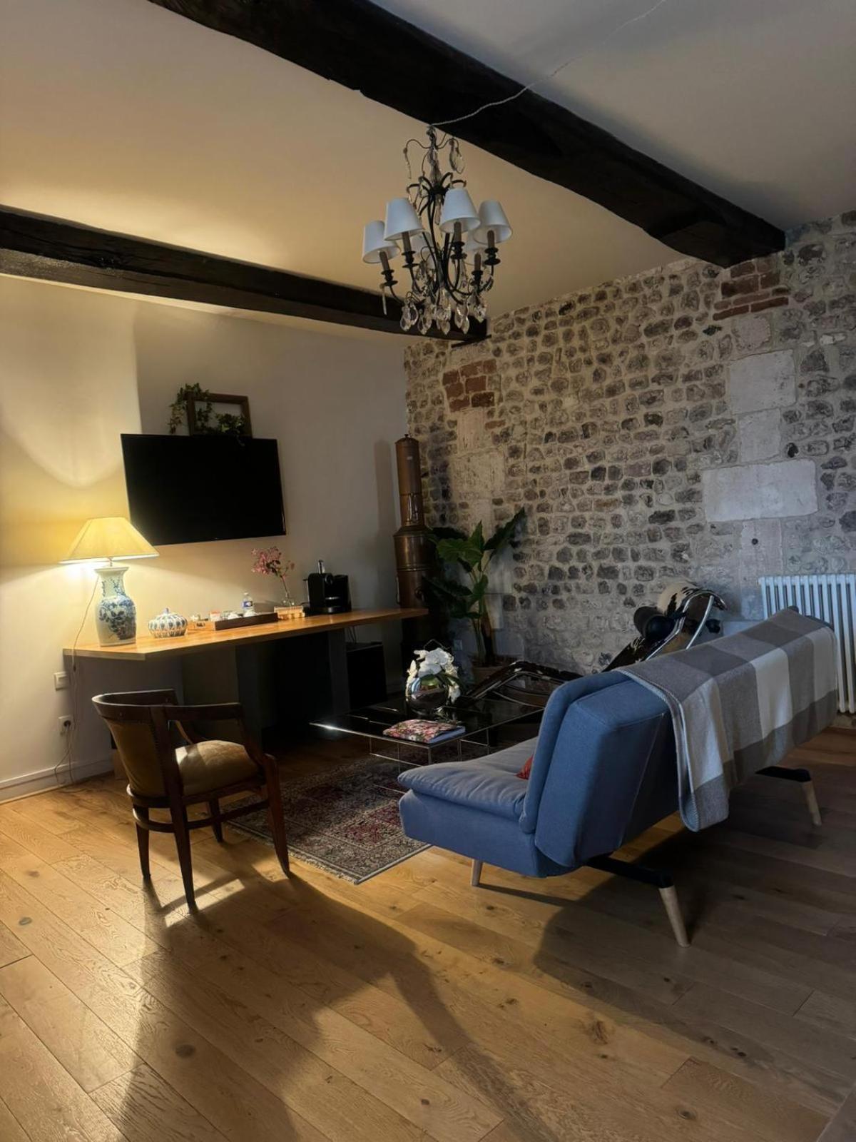 Deluxe Queen Suite