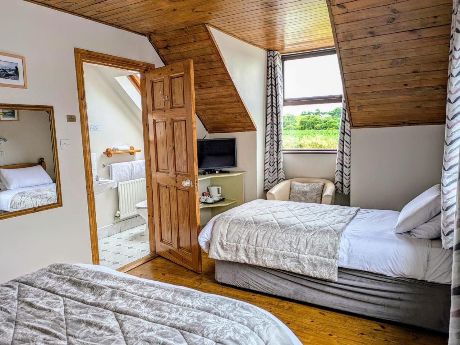 Twin Room,1635026979:JPEG