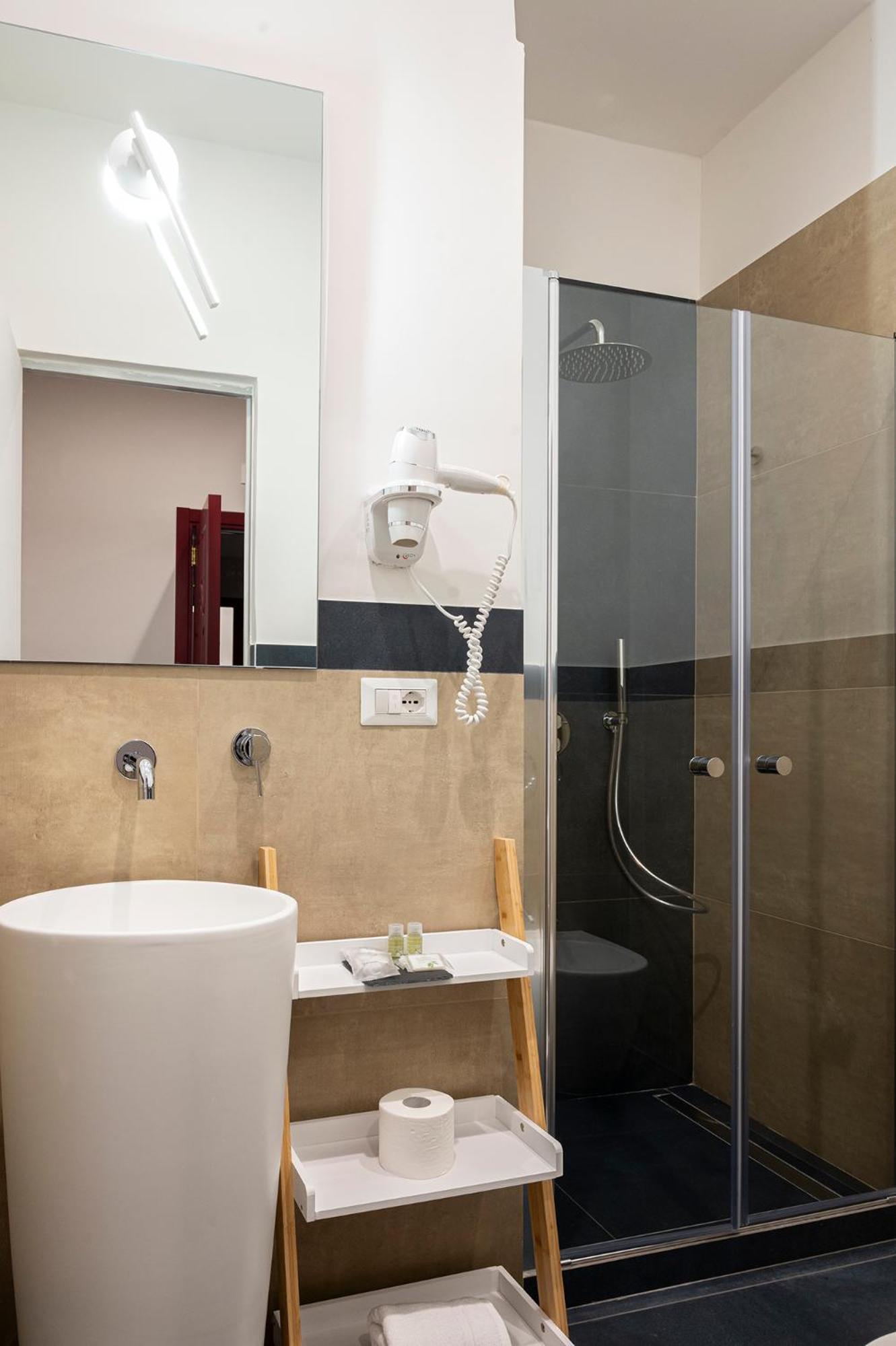 Deluxe Room (2 Adults + 1 Child),1635938166:JPEG