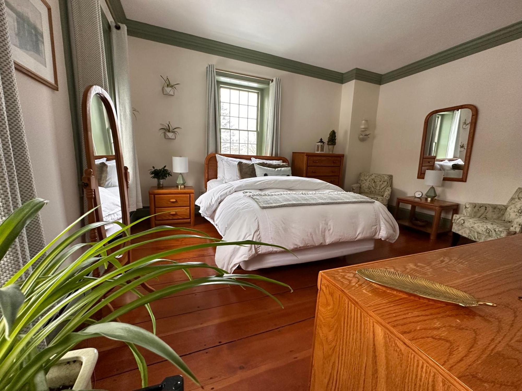 Deluxe Queen Room