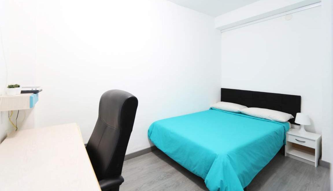 Habitación con cama grande