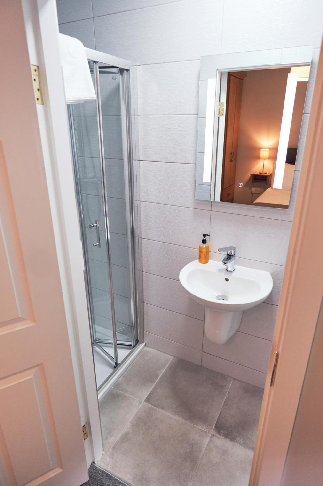 Small Double Room,1657168409:JPEG