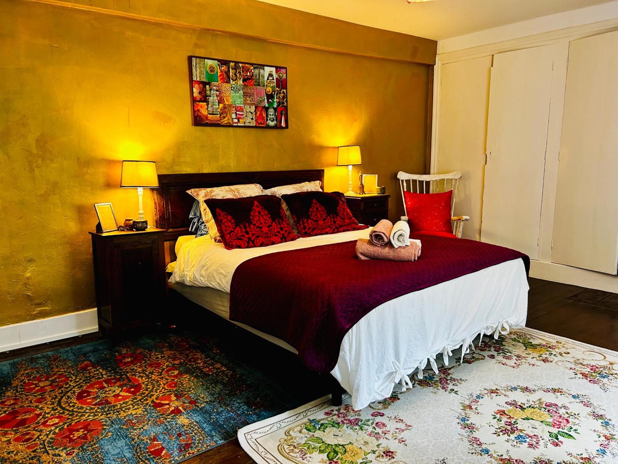 Habitación con cama grande y vistas al jardín