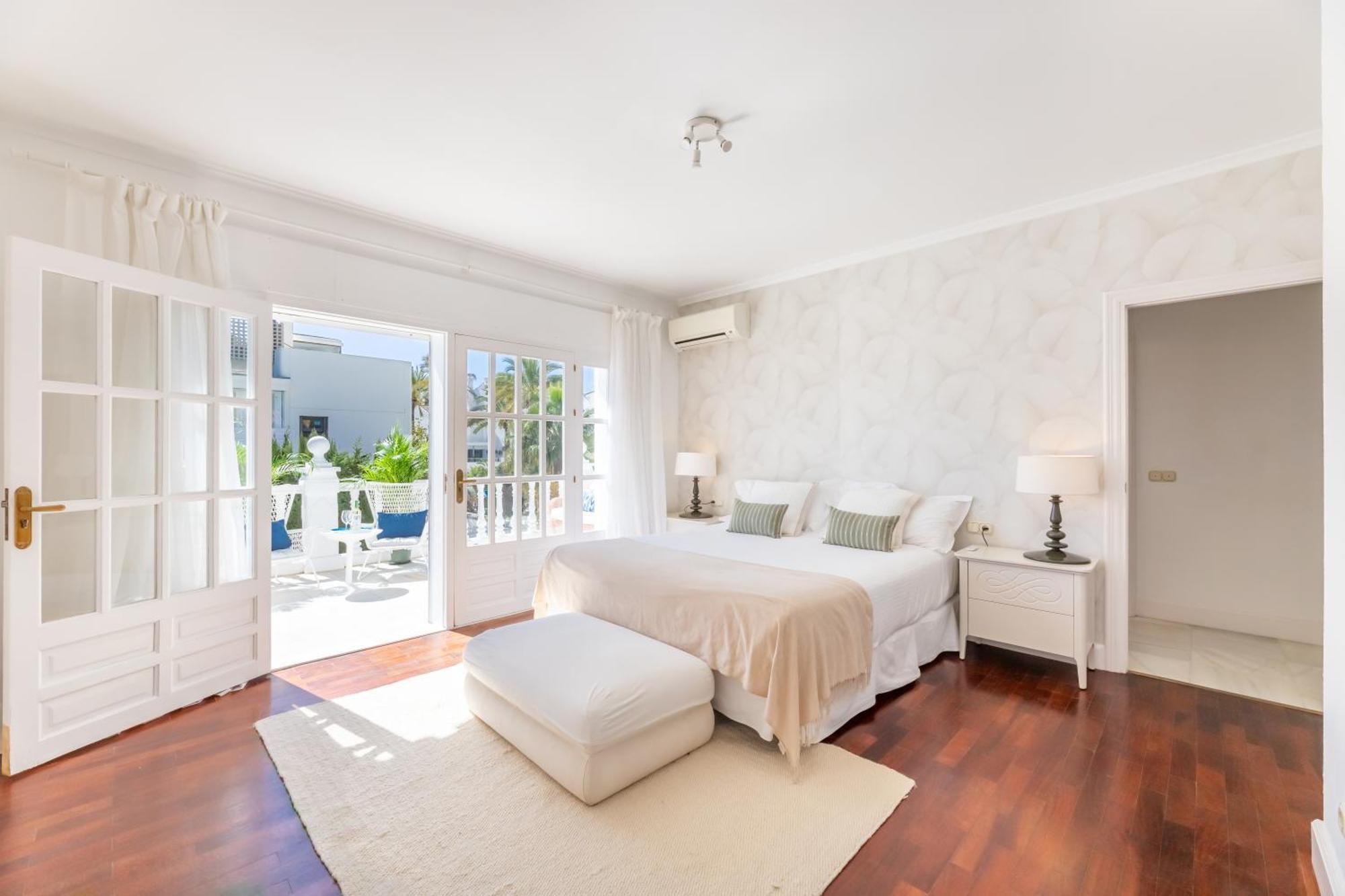 Suite con cama grande y balcón