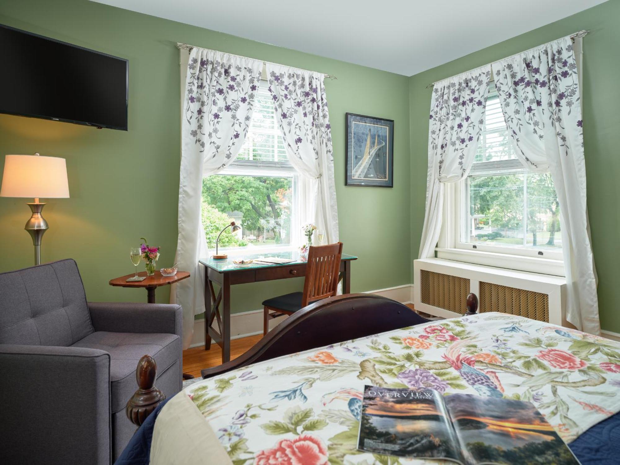 Queen Room with Garden View