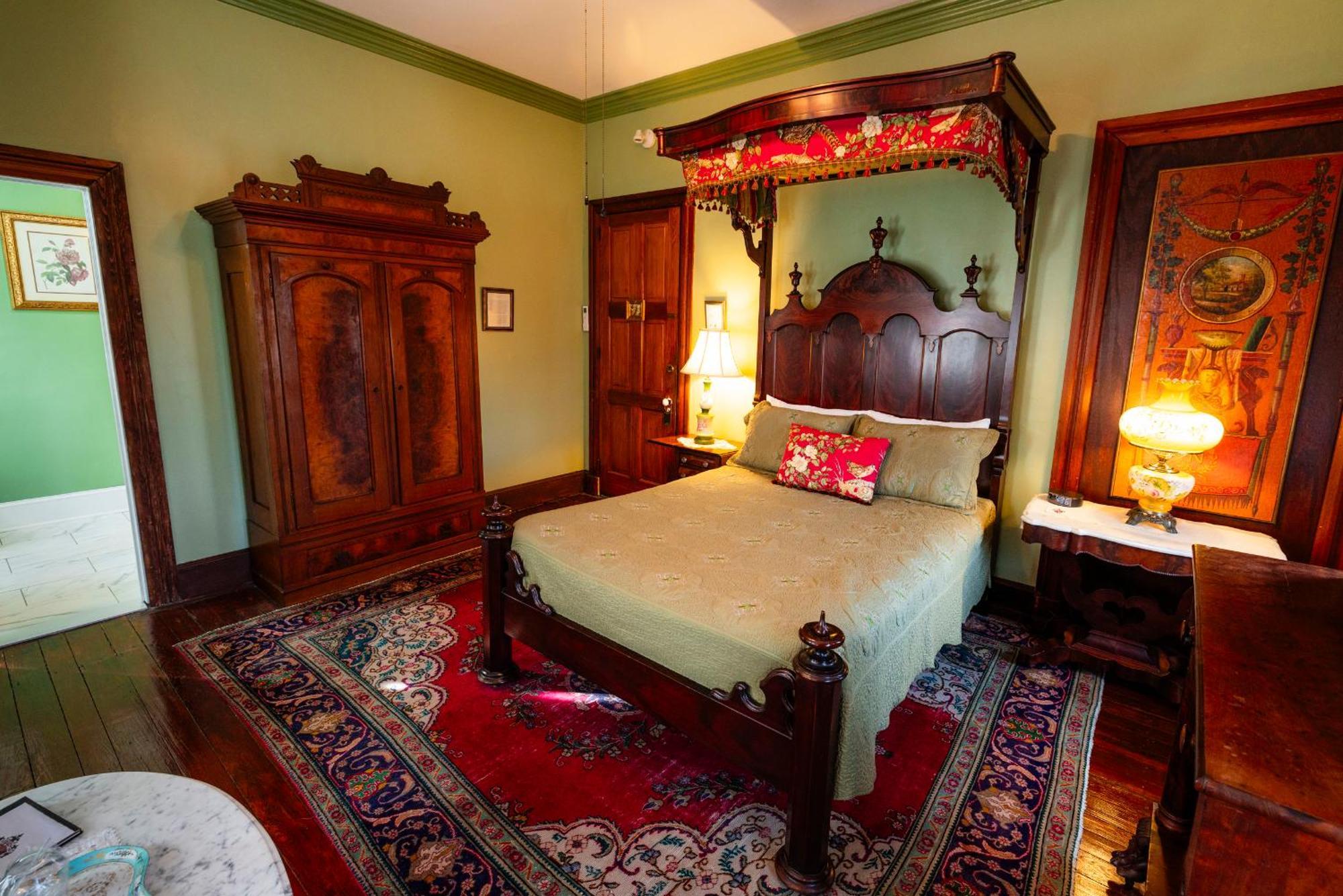 Deluxe Queen Room