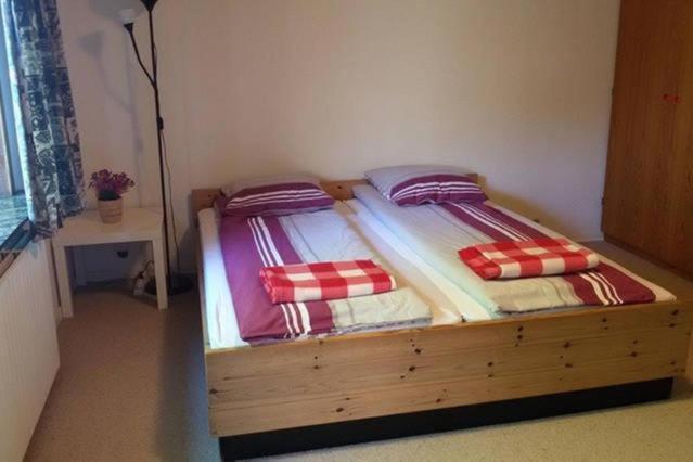 Værelse med kingsize-seng og udsigt over haven