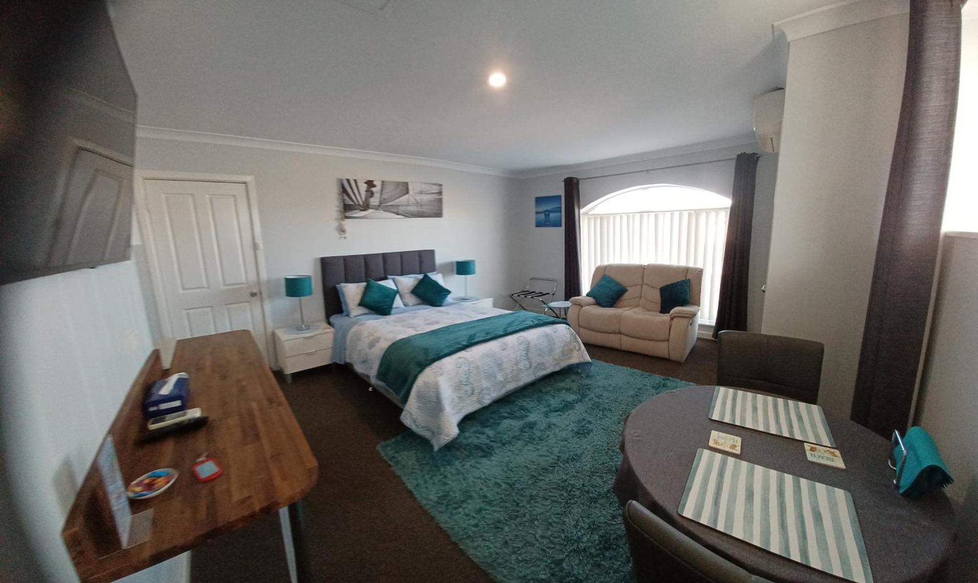Deluxe Queen Suite