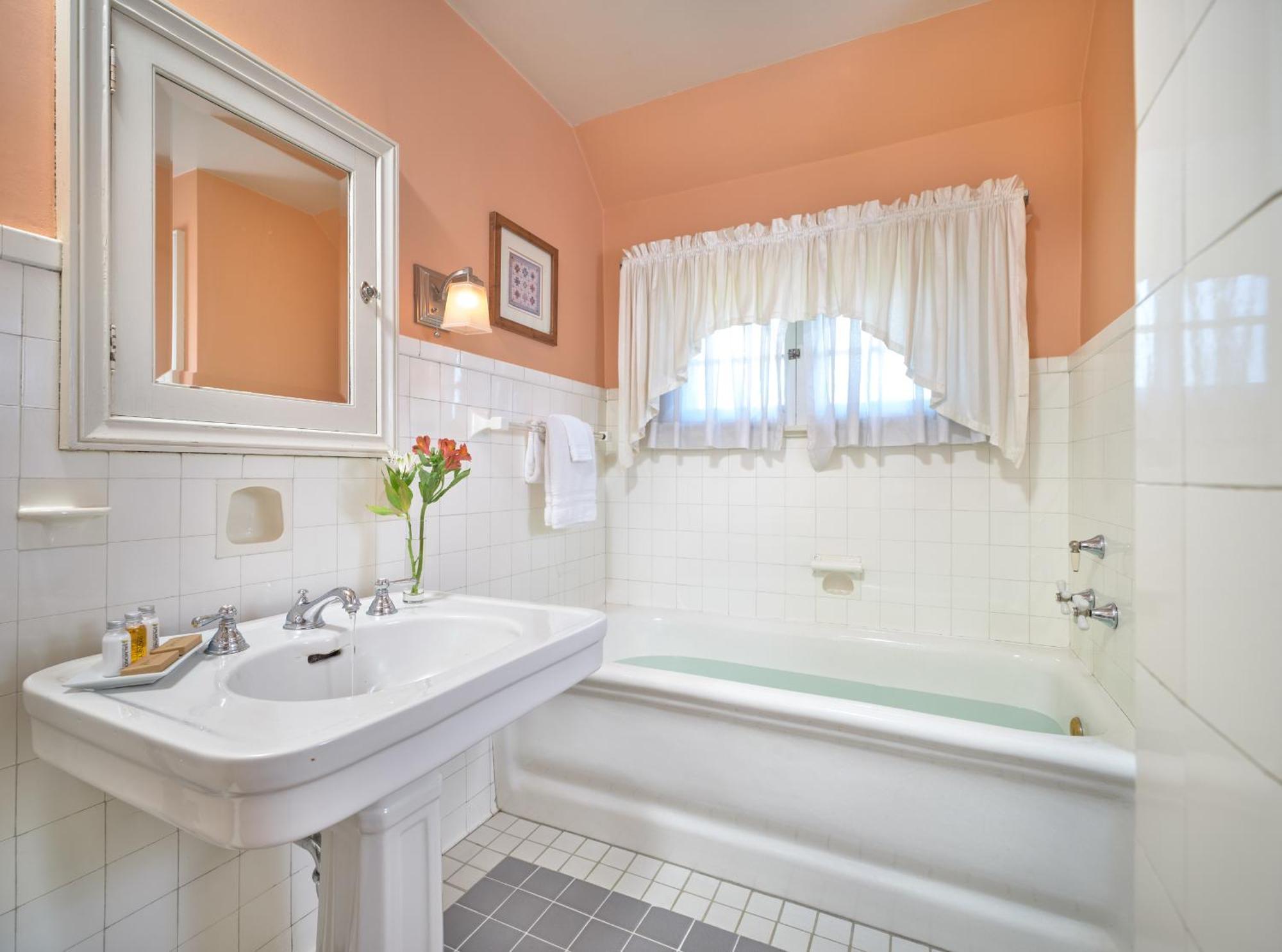 Deluxe Queen Suite