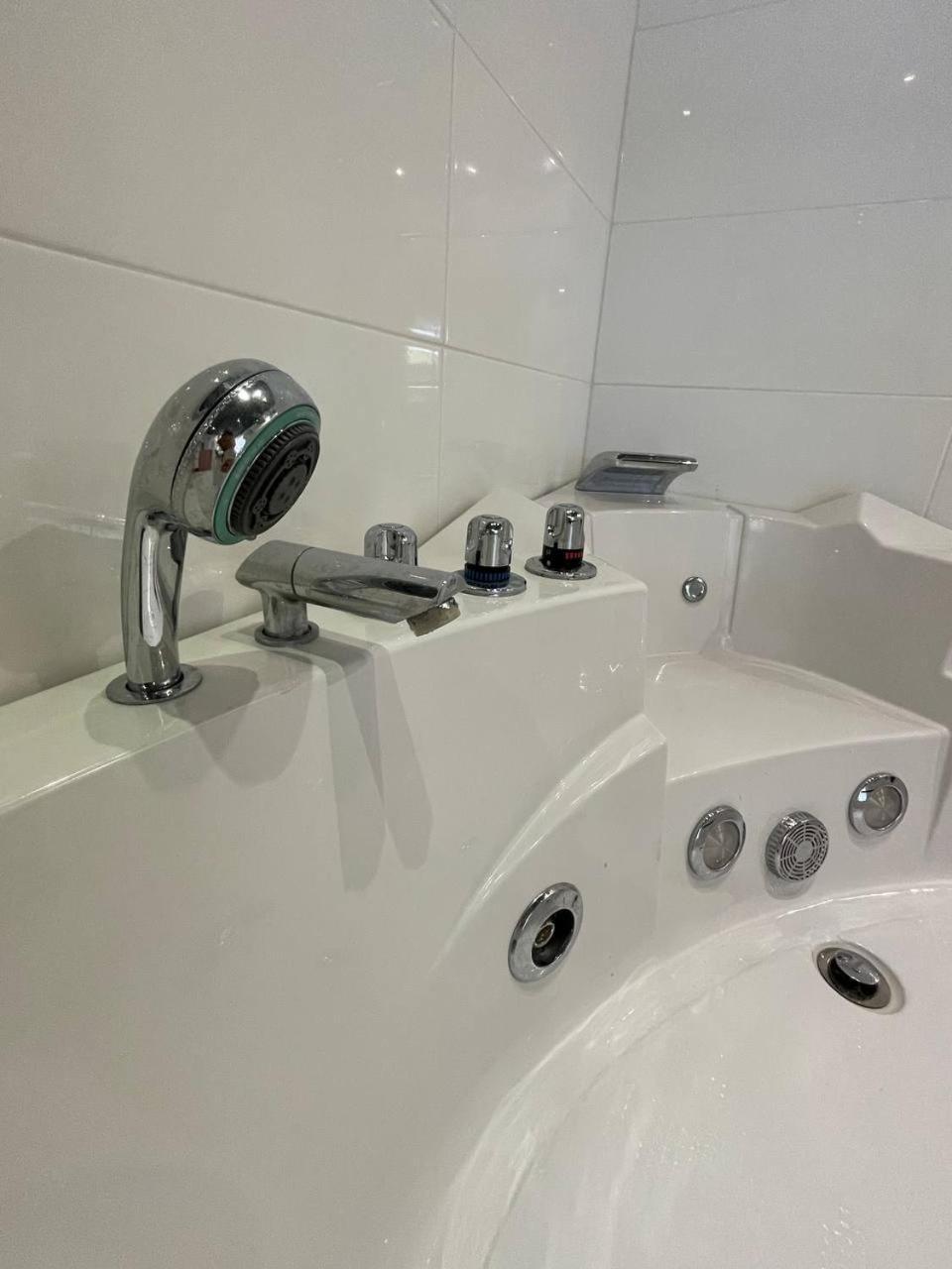 Deluxe Suite Whirlpool Sea View