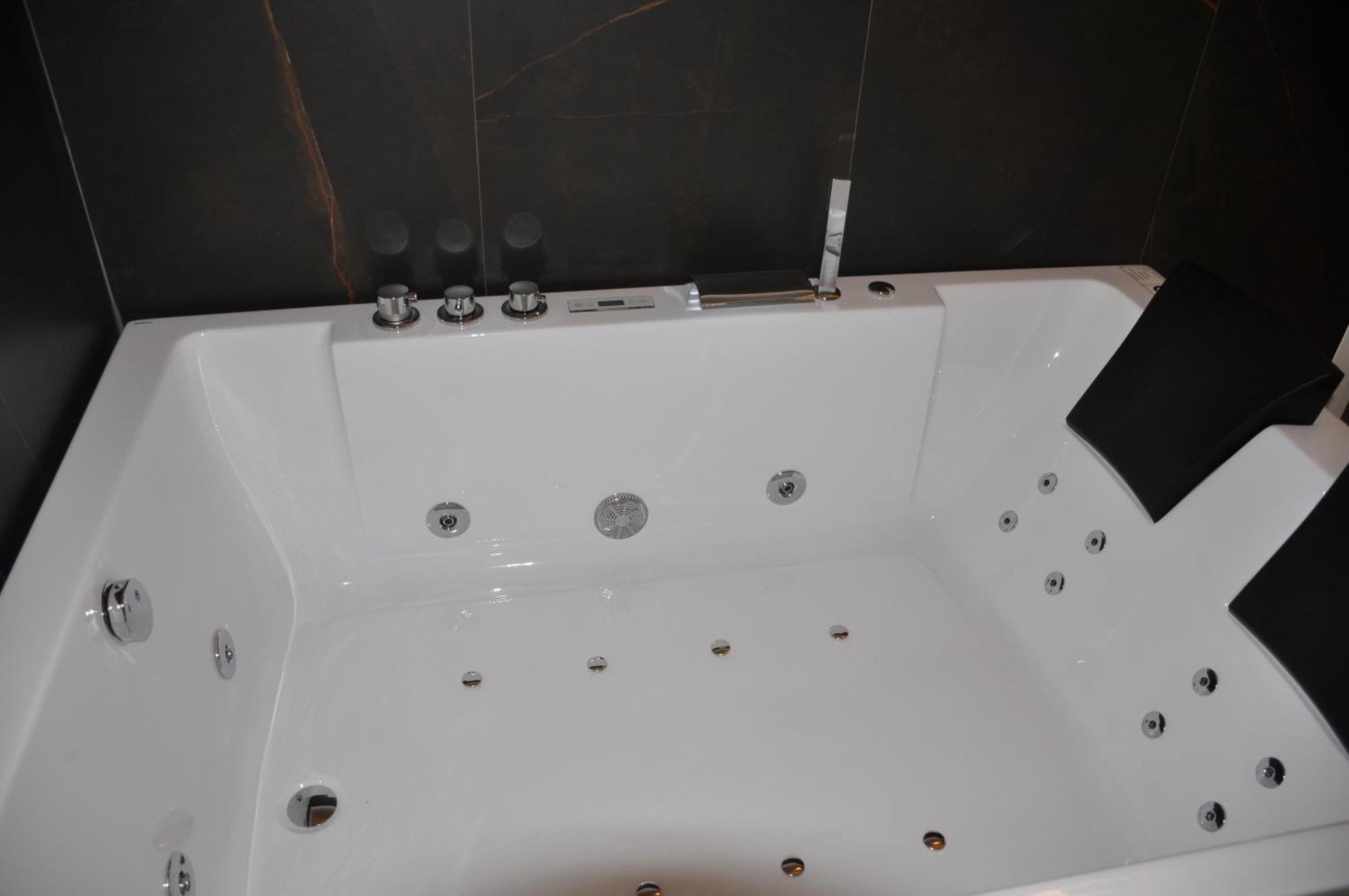 King Room Spa Bath