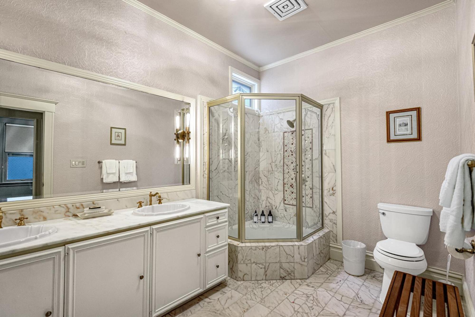 Two-Bedroom Apartment City View