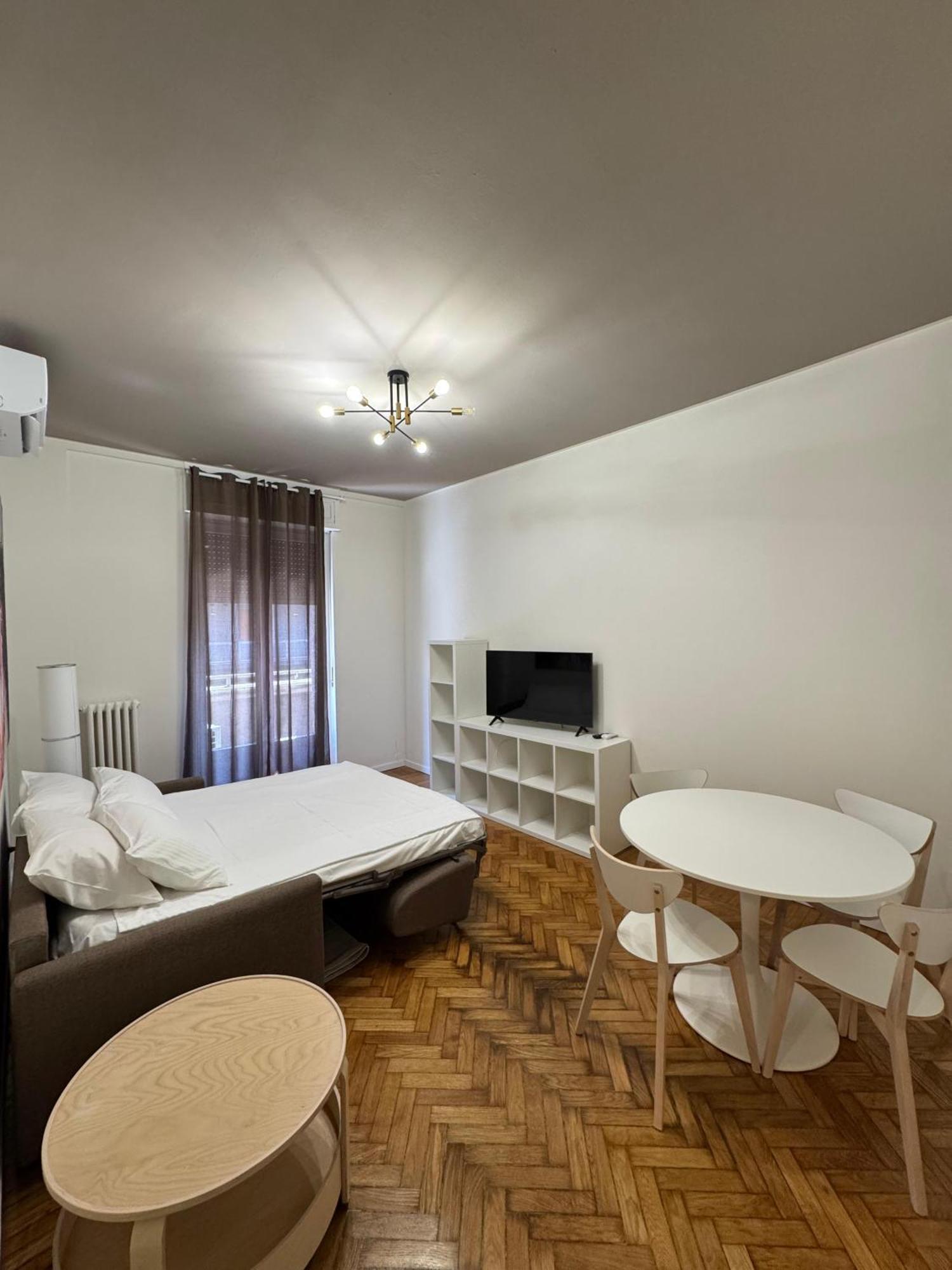 Deluxe One-Bedroom Apartment City View