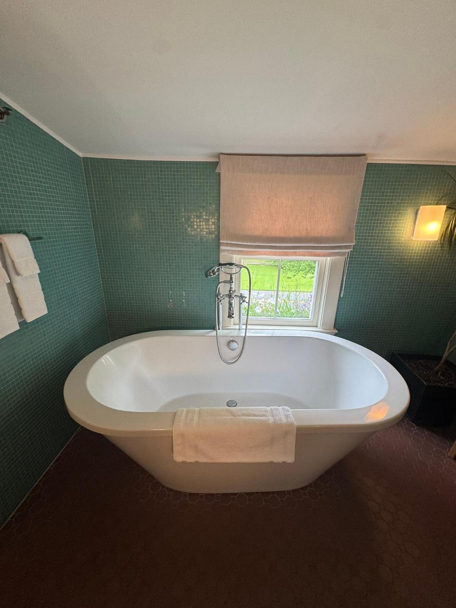 Deluxe King Room,1705217601:JPEG