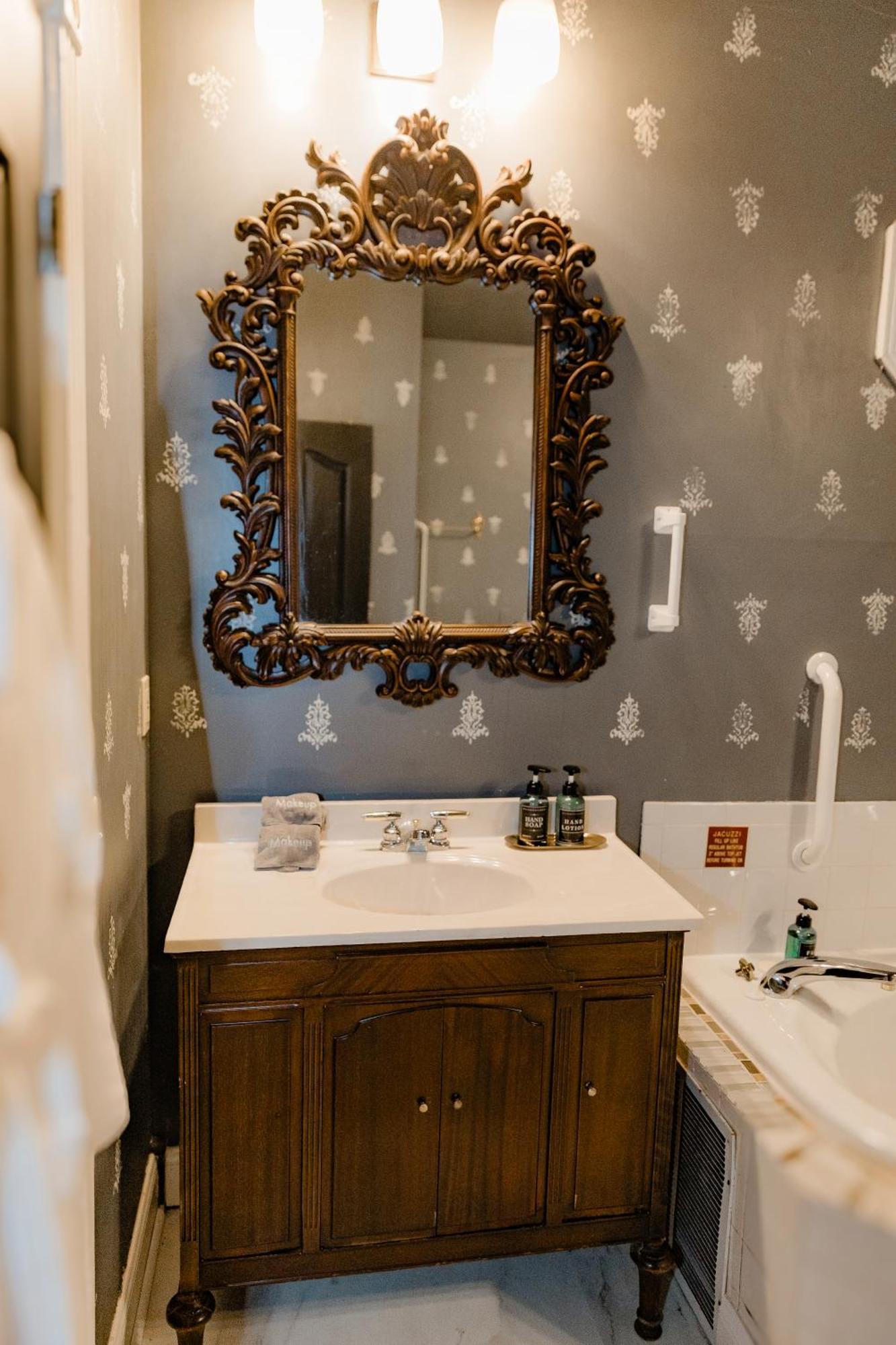King Room with Spa Bath