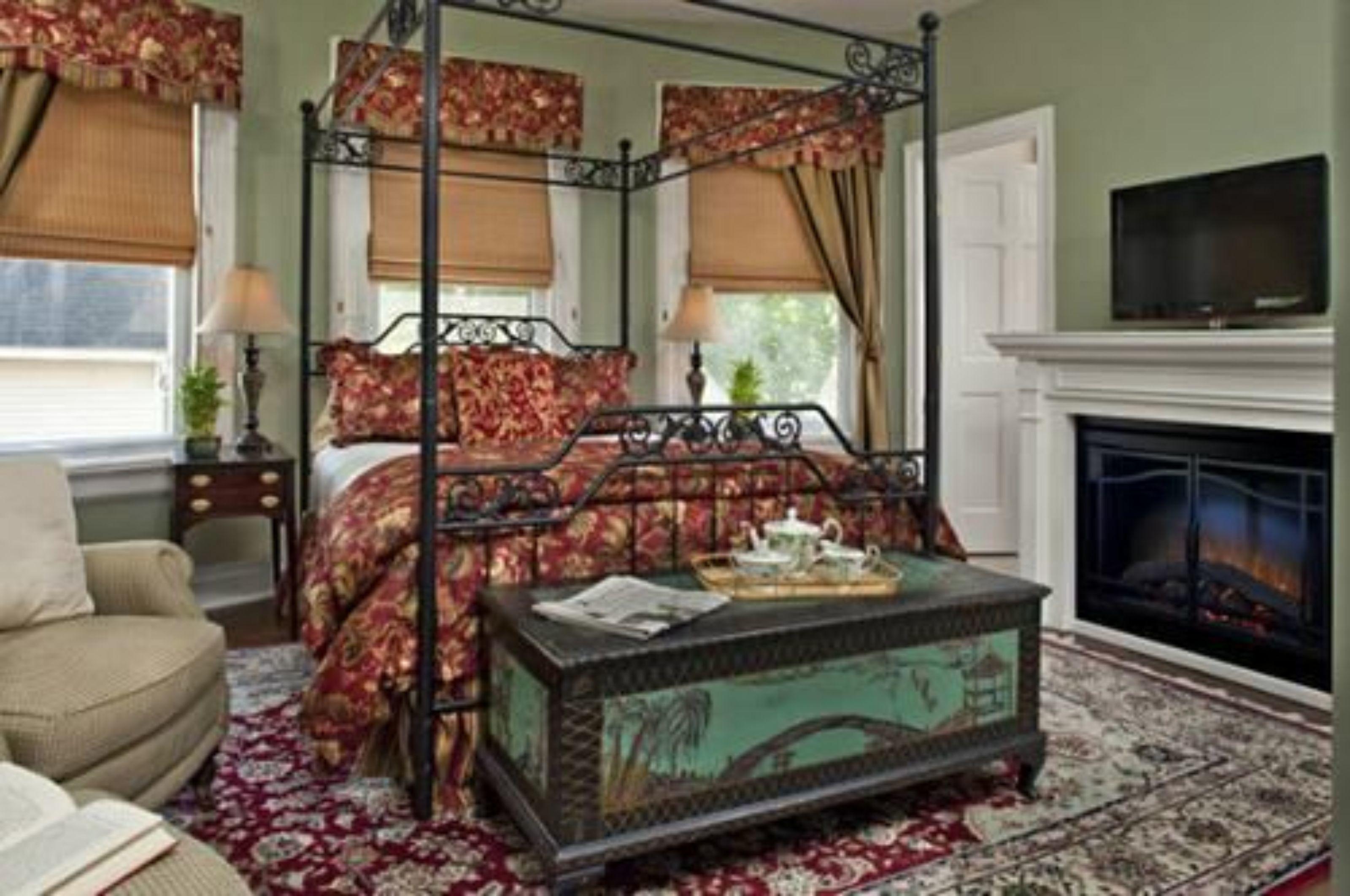 Queen Suite with Spa Bath
