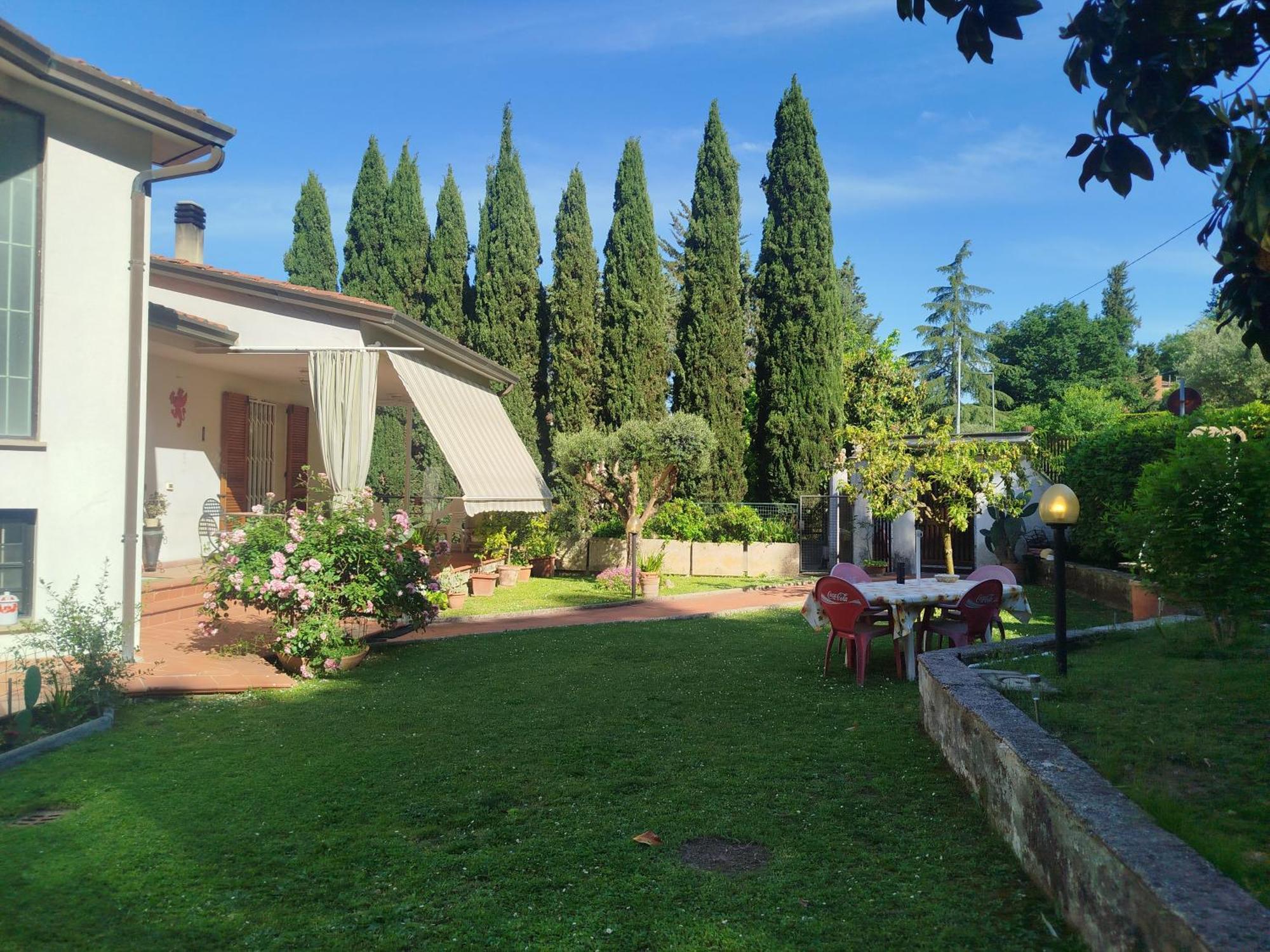 Camera Matrimoniale con Vista Giardino