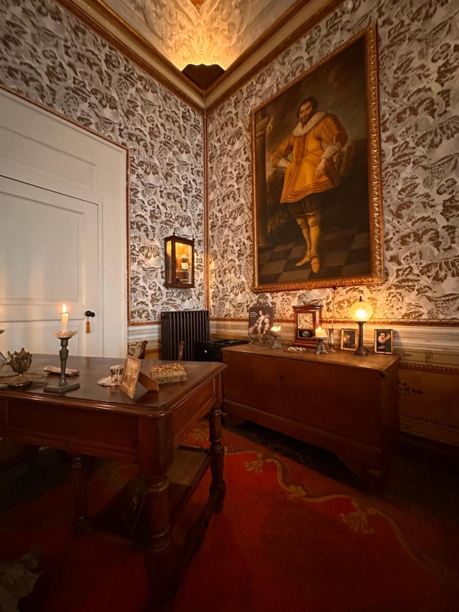 Executive Suite,1723001745:JPEG