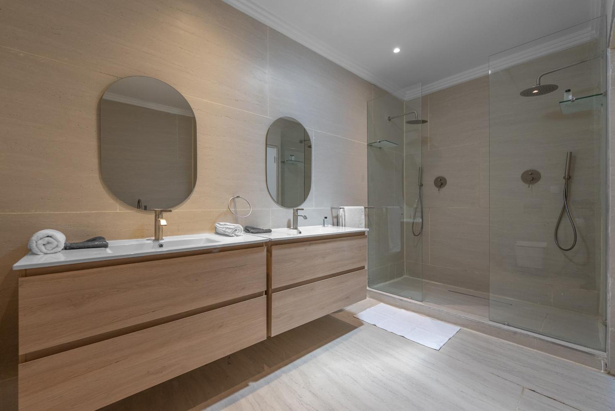 Deluxe Double or Twin Room with Sea View,1742707520:JPEG