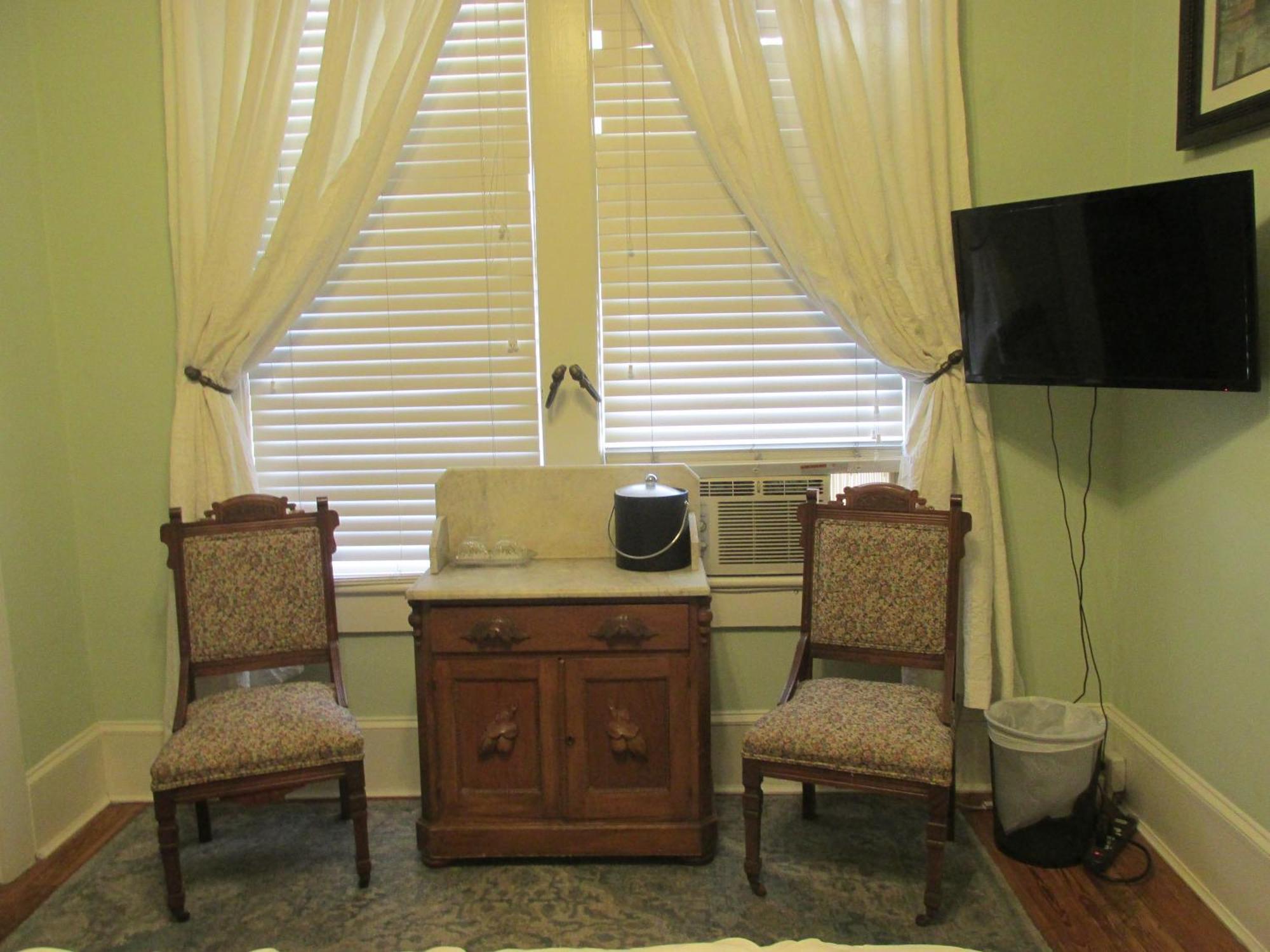 Deluxe Queen Suite