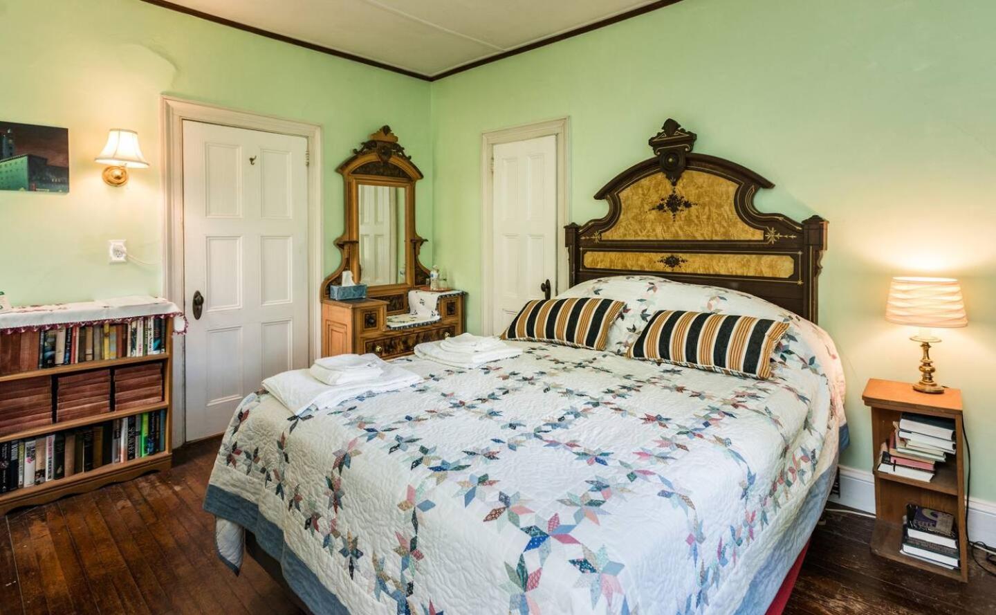 Deluxe Queen Room