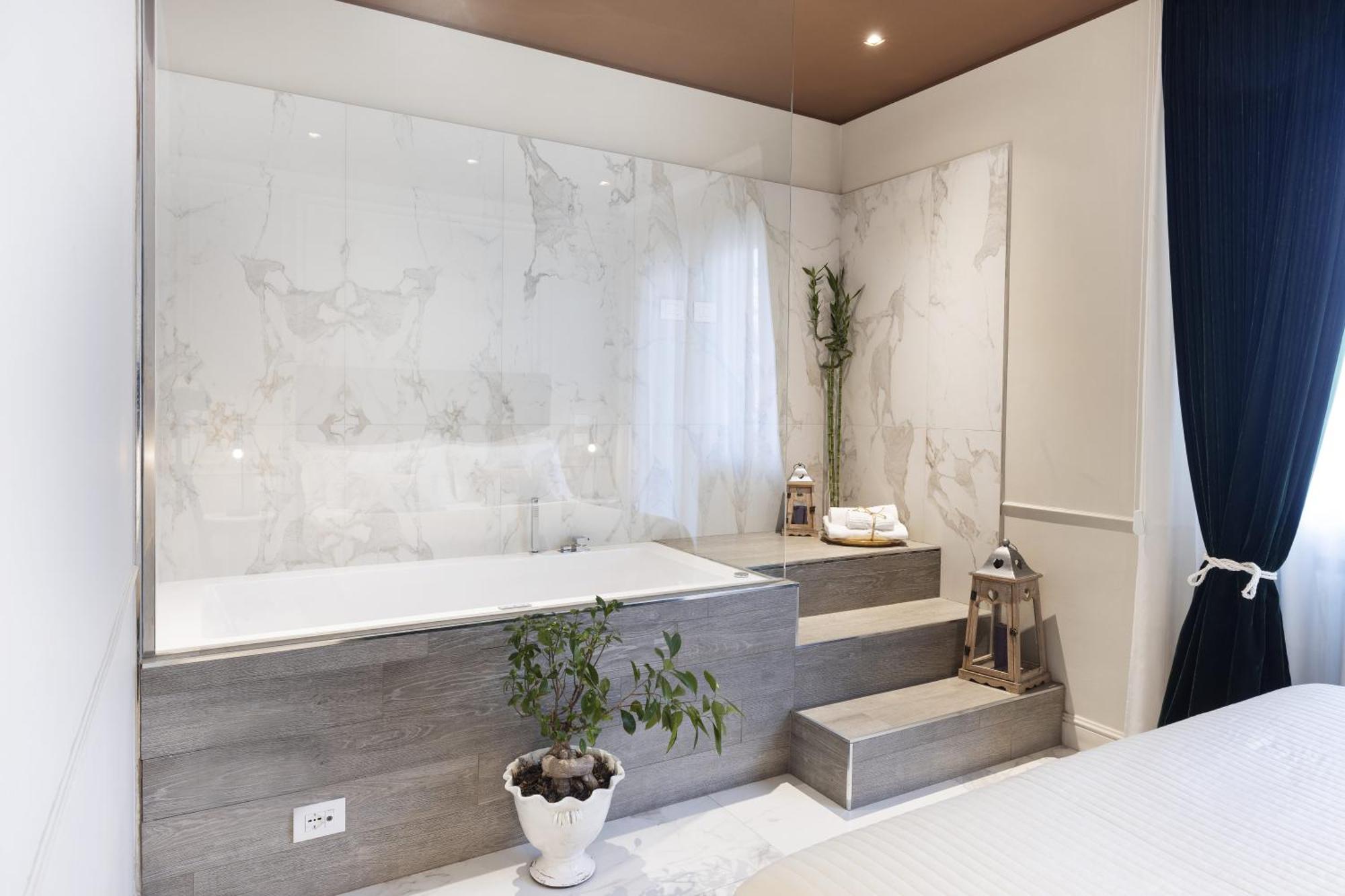 King Suite Spa Bath