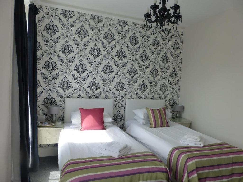 Twin Room with Shower